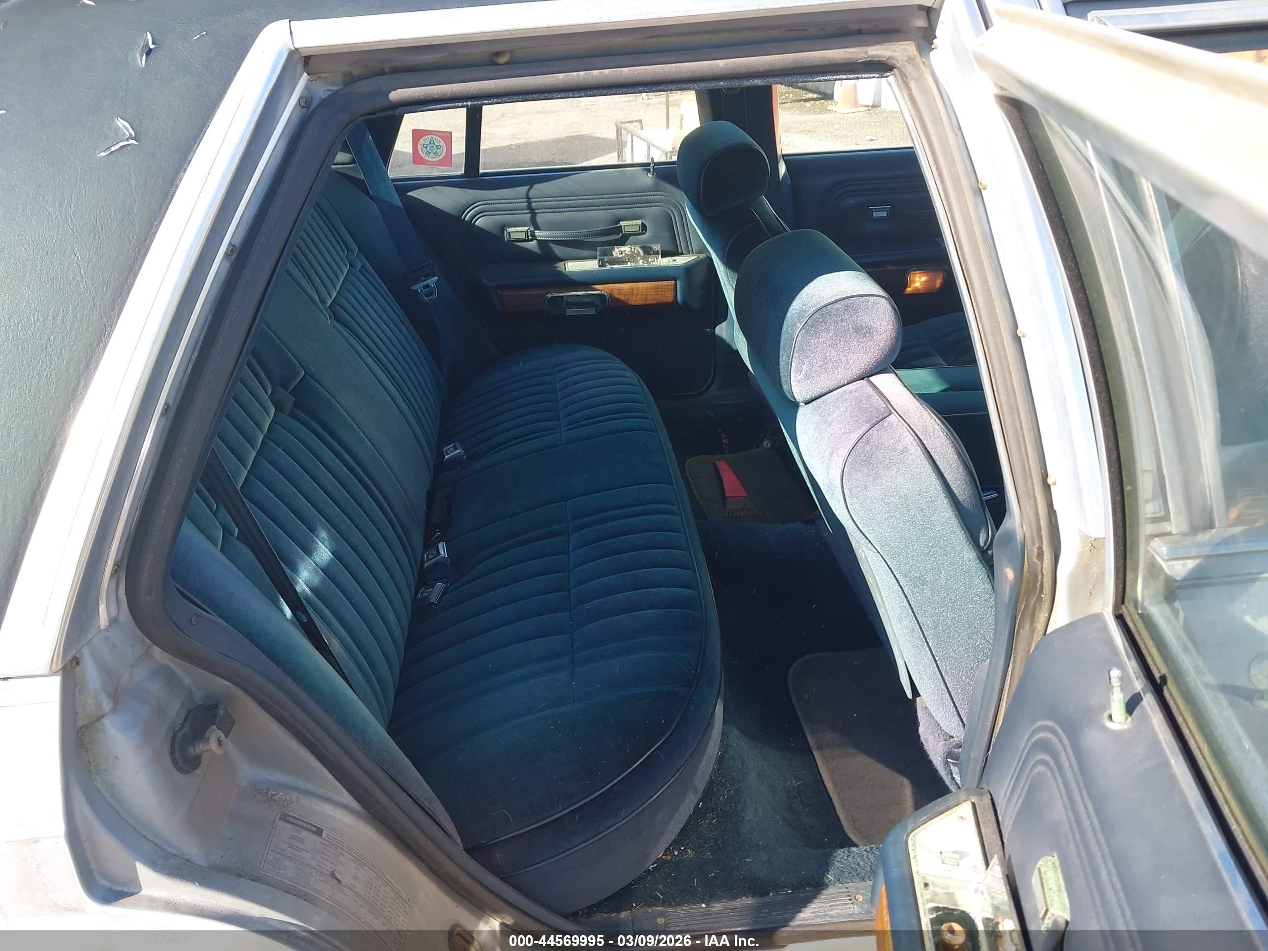 1990 Ford Crown Victoria   Silver vin: 2FACP73F3LX151606
