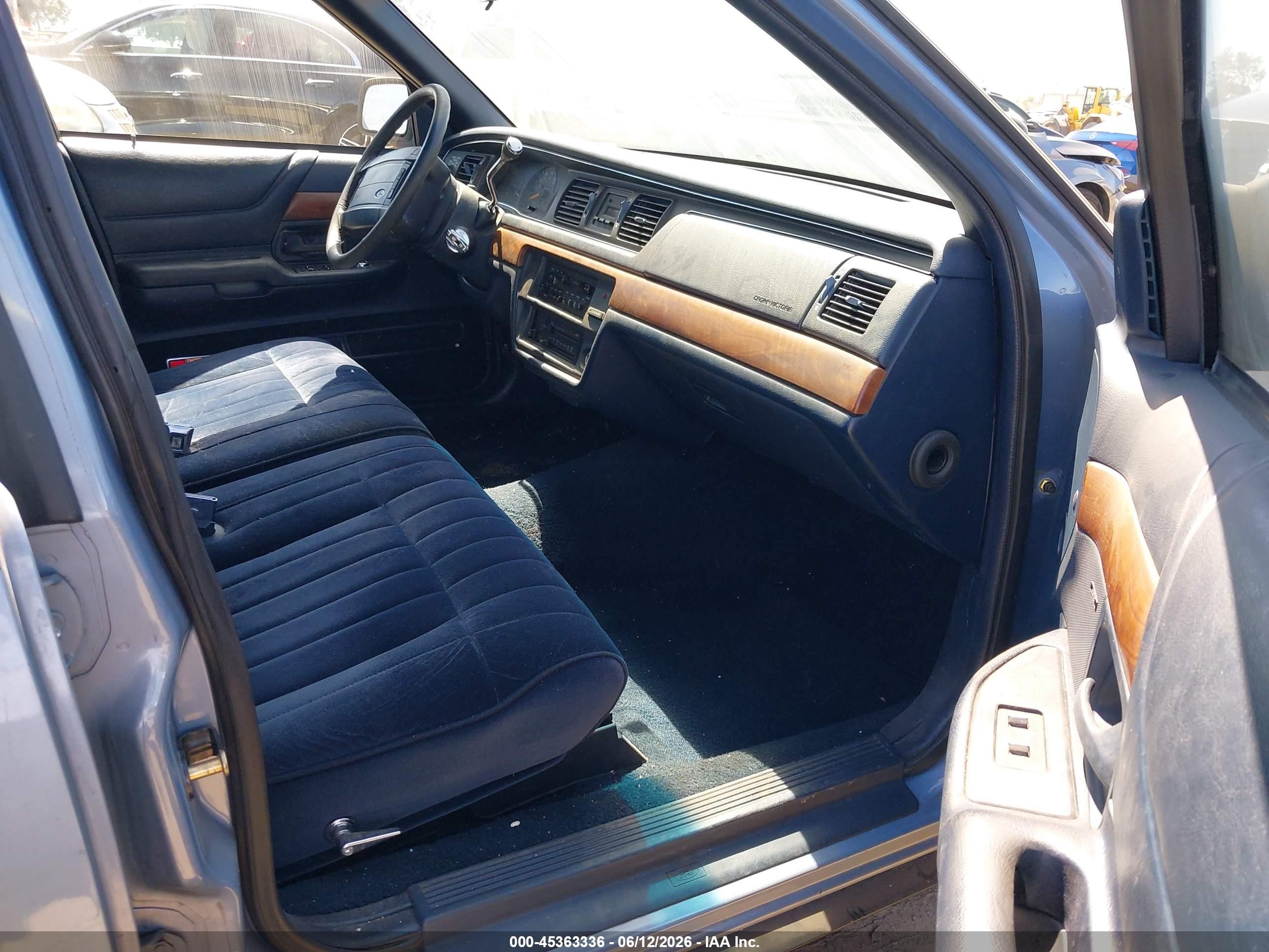 1992 Ford Crown Victoria   Light Blue vin: 2FACP73W3NX180994