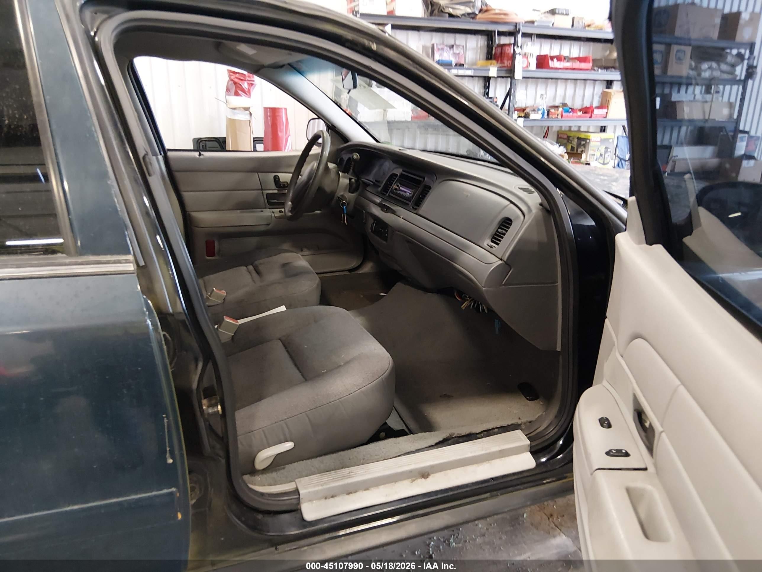 2004 Ford Crown Victoria Police Navy vin: 2FAFP71W14X135020