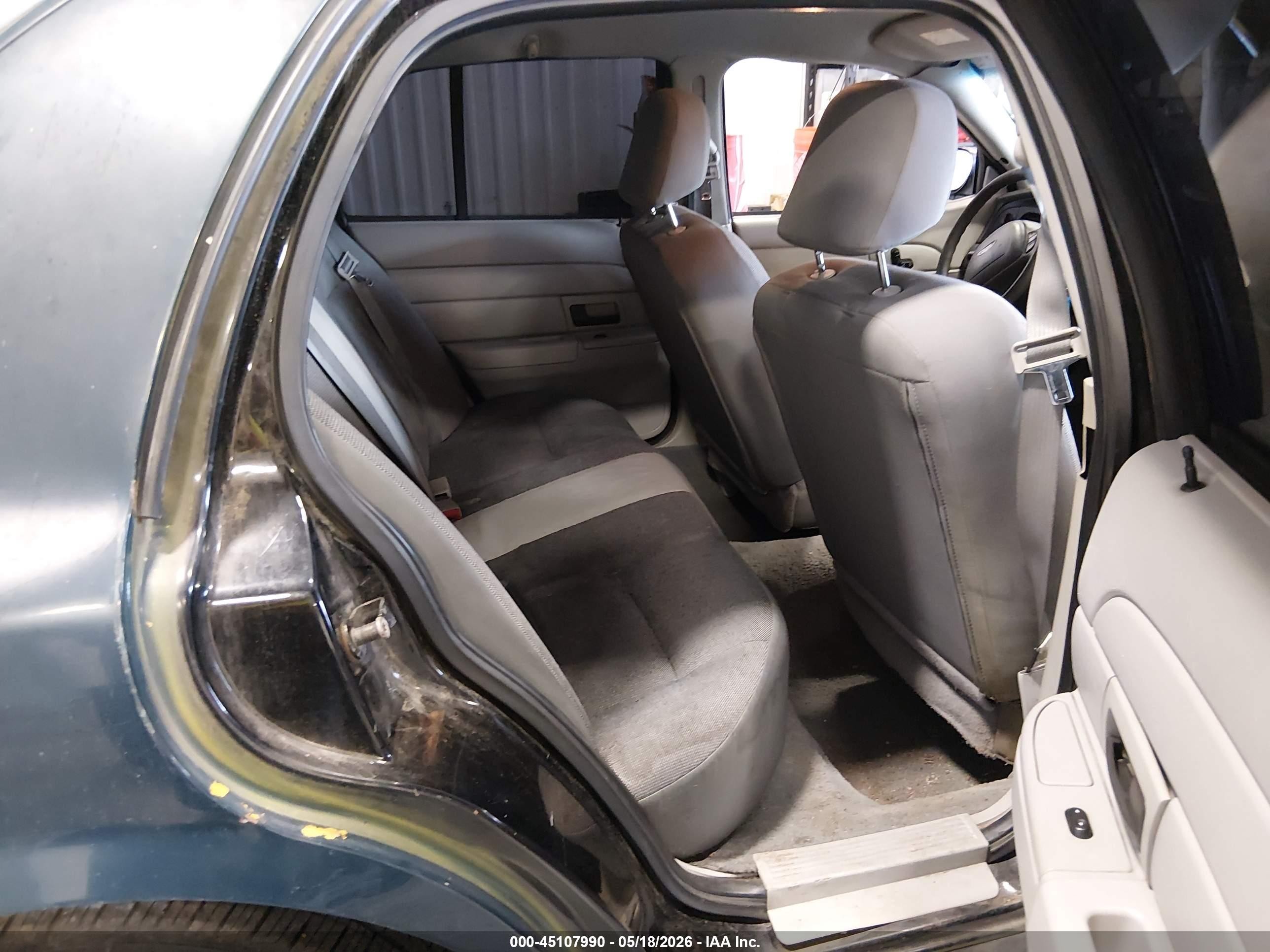 2004 Ford Crown Victoria Police Navy vin: 2FAFP71W14X135020