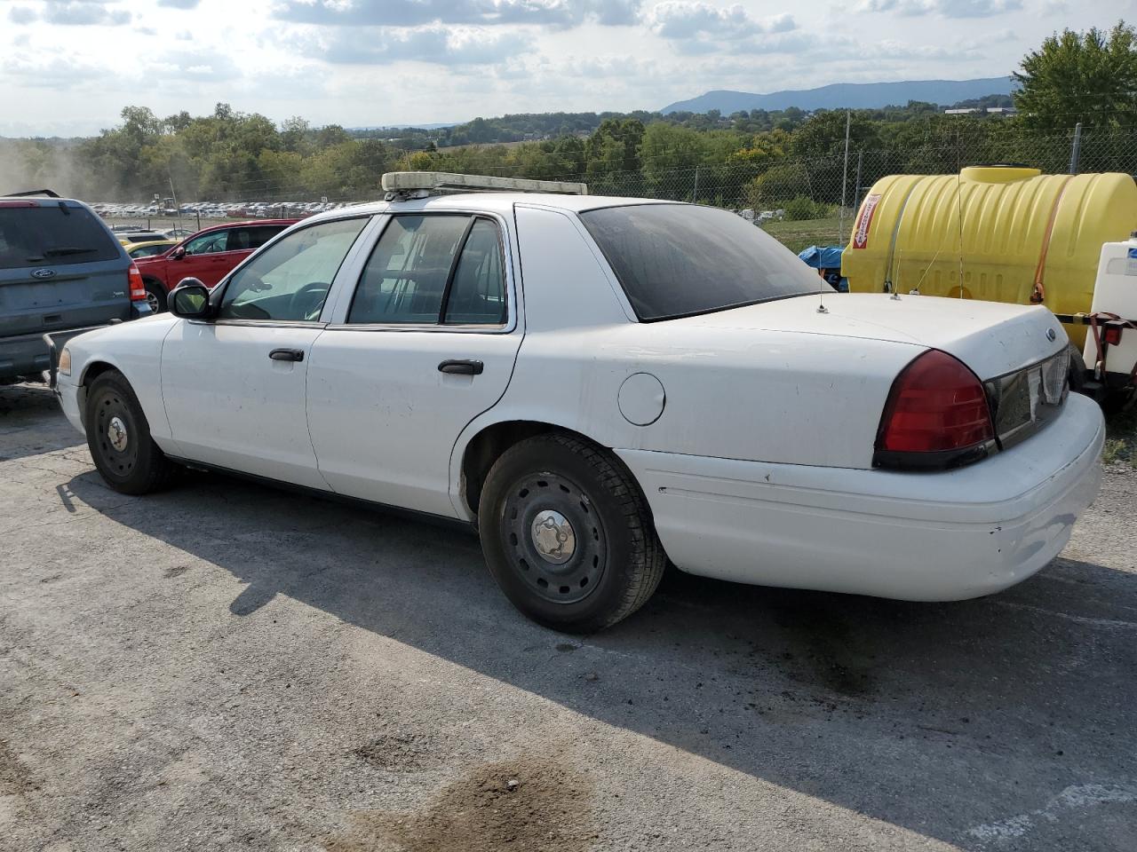 2005 Ford Crown Vict White vin: 2FAFP71W15X123208