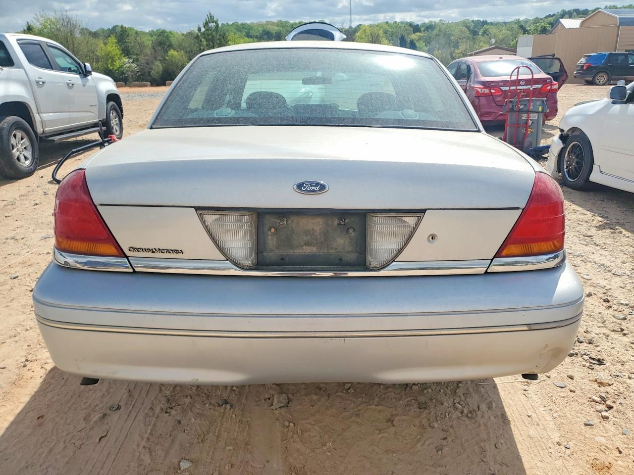 2000 Ford Crown Victoria Police Interceptor Silver vin: 2FAFP71W1YX101634