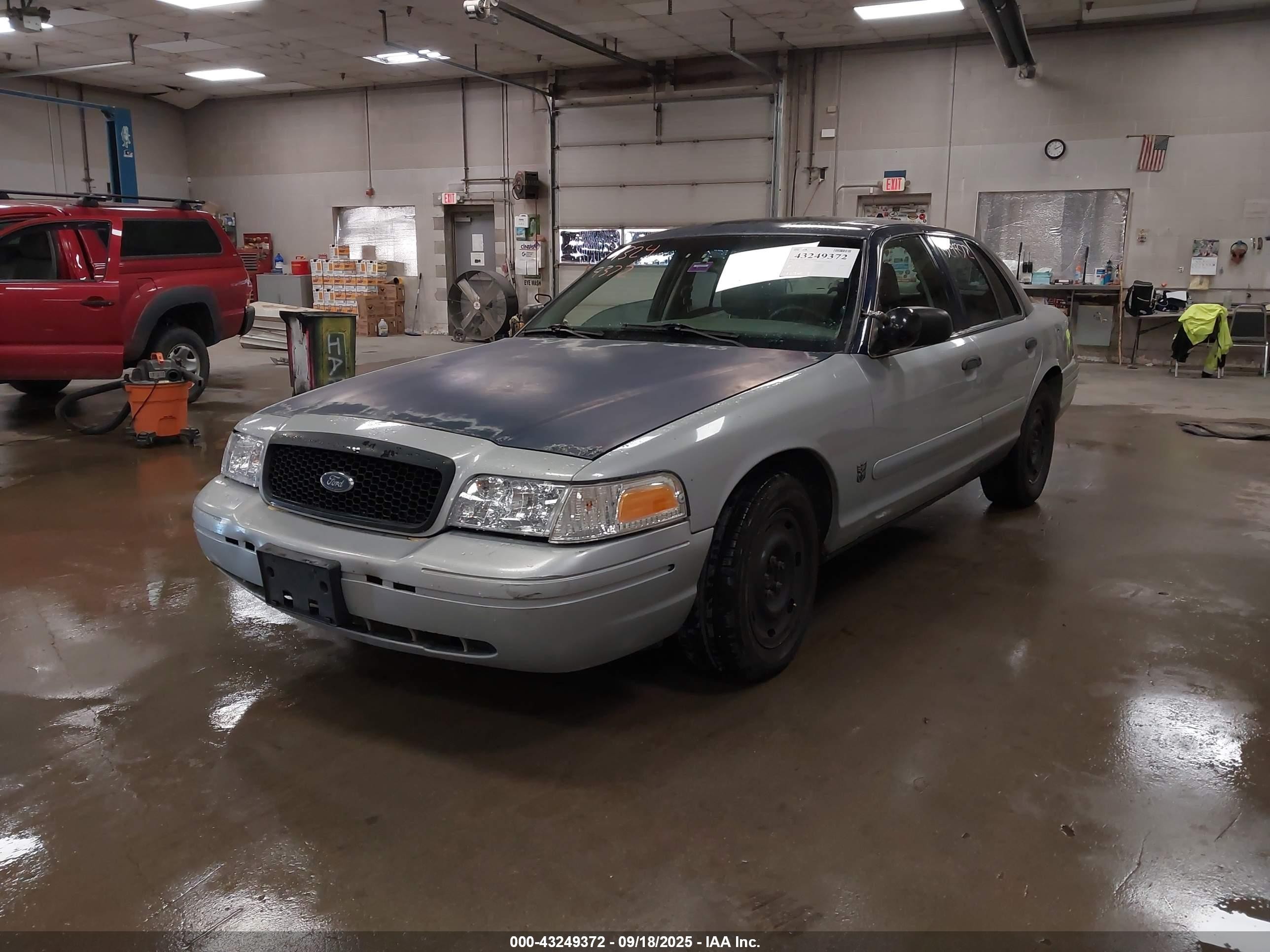 2003 Ford Crown Victoria Police Silver vin: 2FAFP71W23X123974
