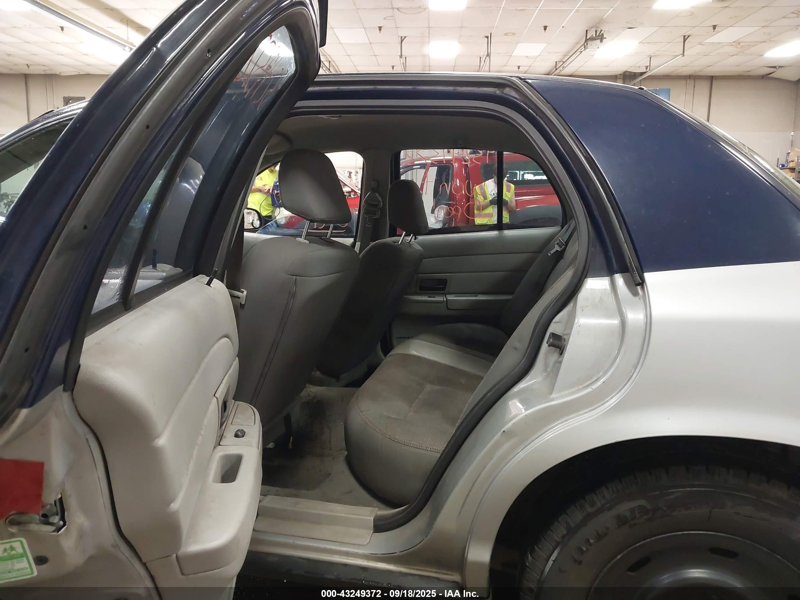 2003 Ford Crown Victoria Police Silver vin: 2FAFP71W23X123974