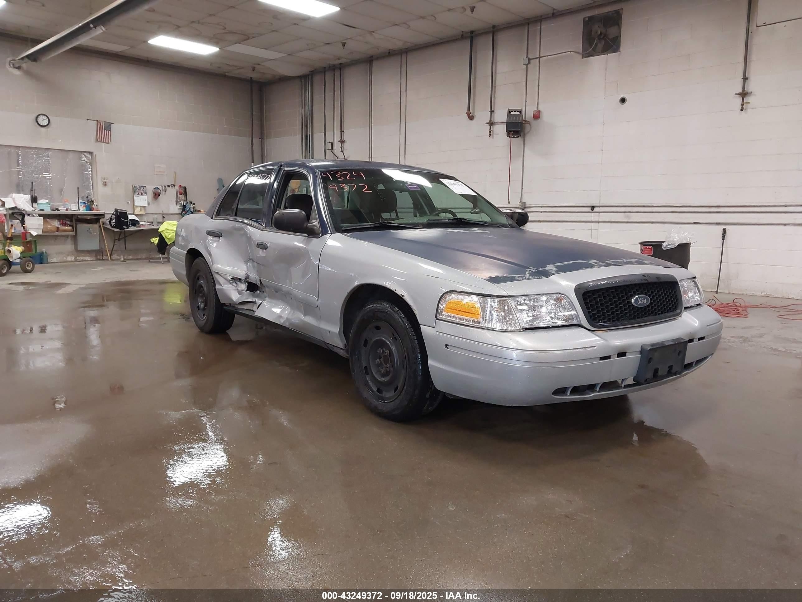 2003 Ford Crown Victoria Police Silver vin: 2FAFP71W23X123974