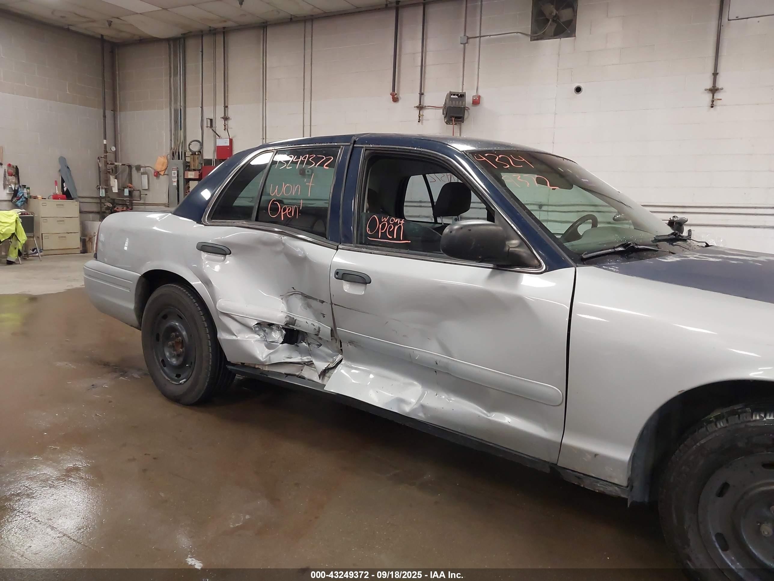 2003 Ford Crown Victoria Police Silver vin: 2FAFP71W23X123974