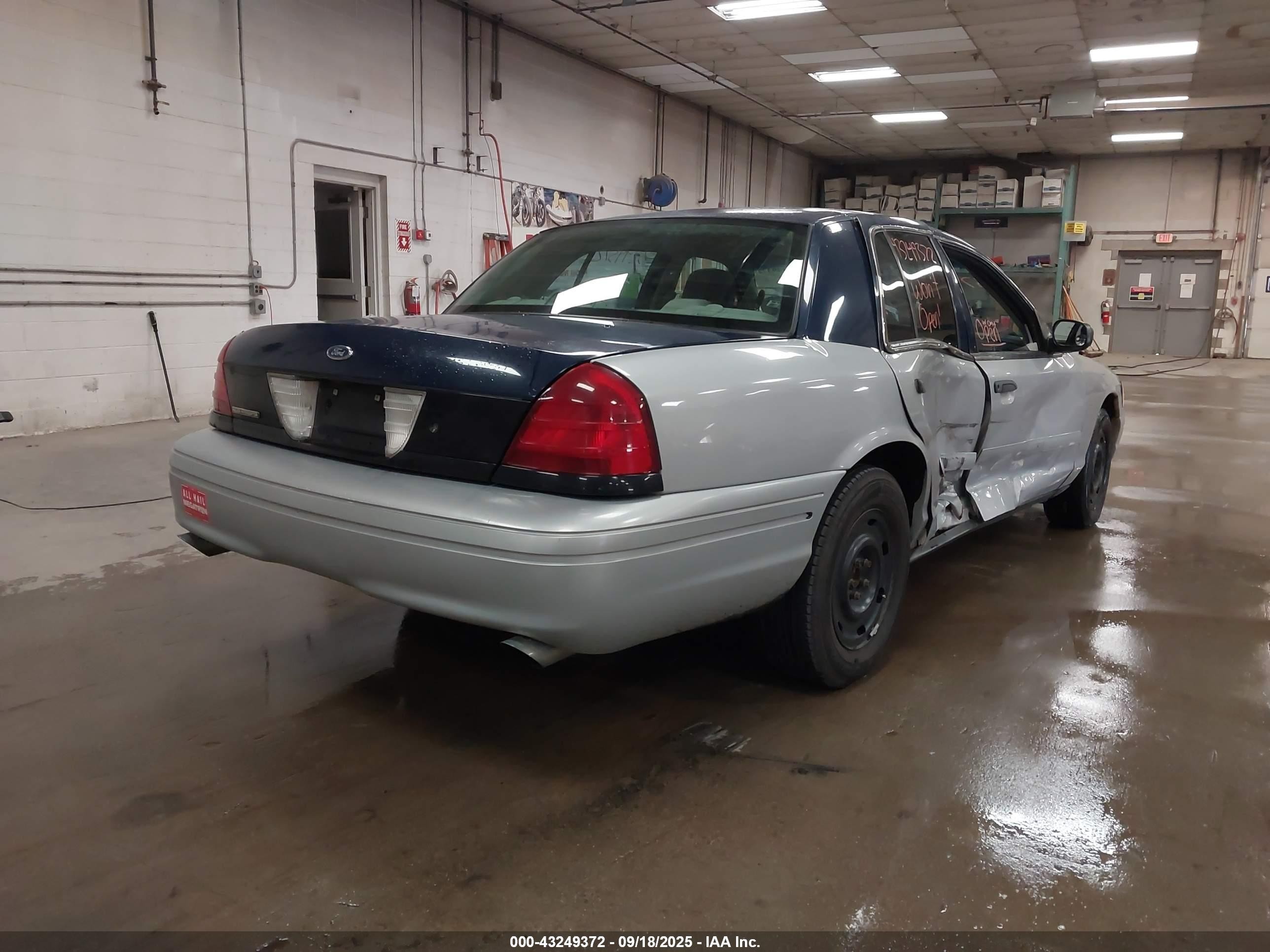 2003 Ford Crown Victoria Police Silver vin: 2FAFP71W23X123974