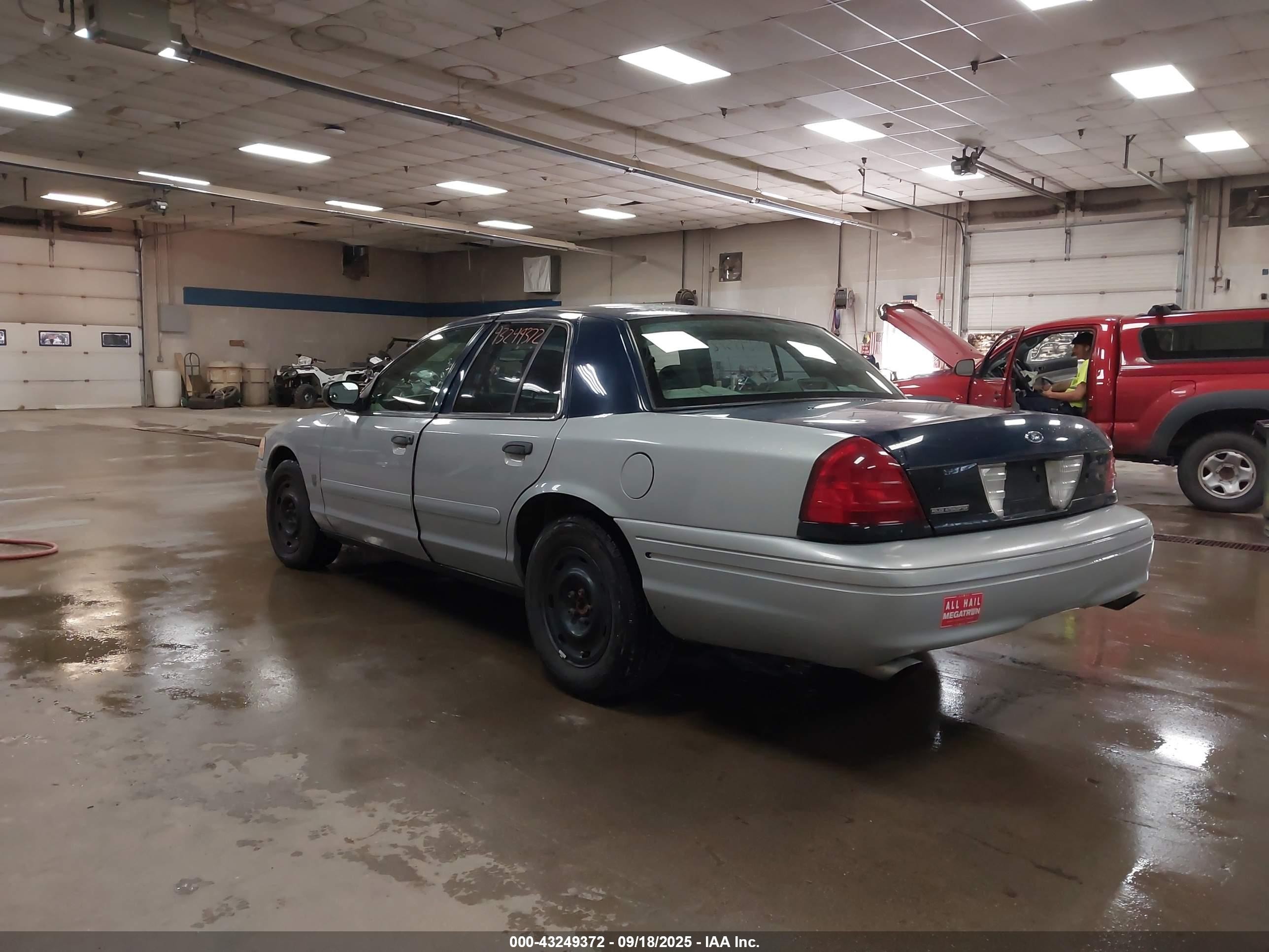 2003 Ford Crown Victoria Police Silver vin: 2FAFP71W23X123974