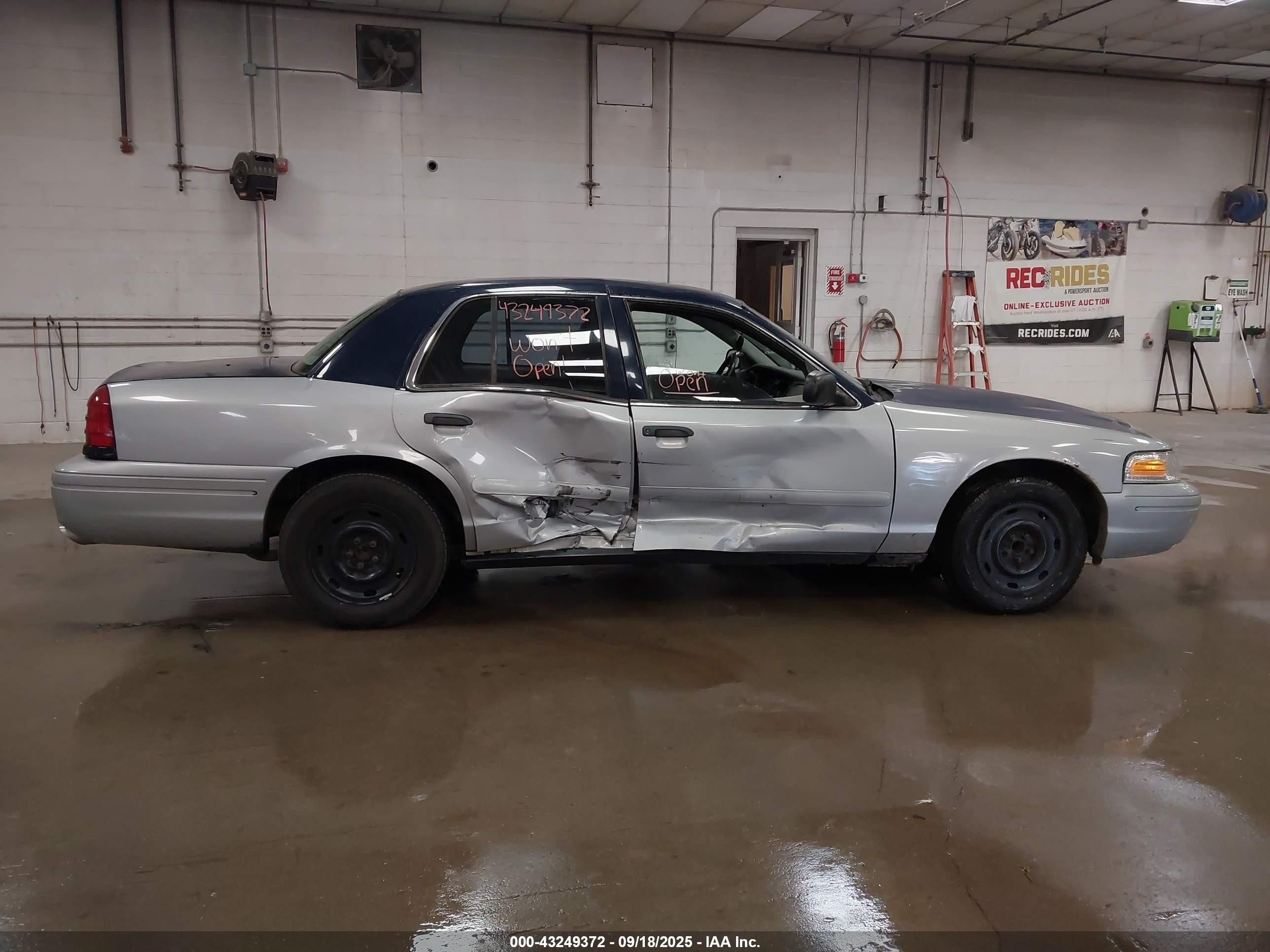 2003 Ford Crown Victoria Police Silver vin: 2FAFP71W23X123974