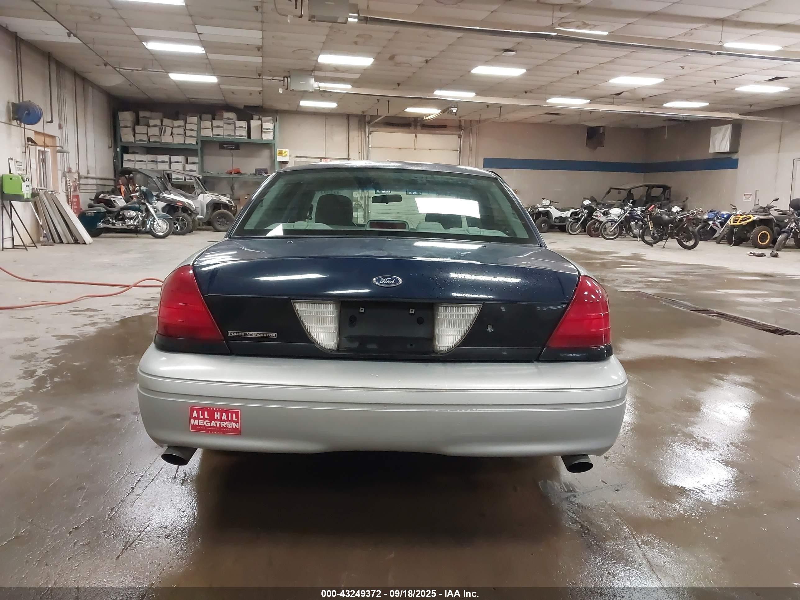 2003 Ford Crown Victoria Police Silver vin: 2FAFP71W23X123974