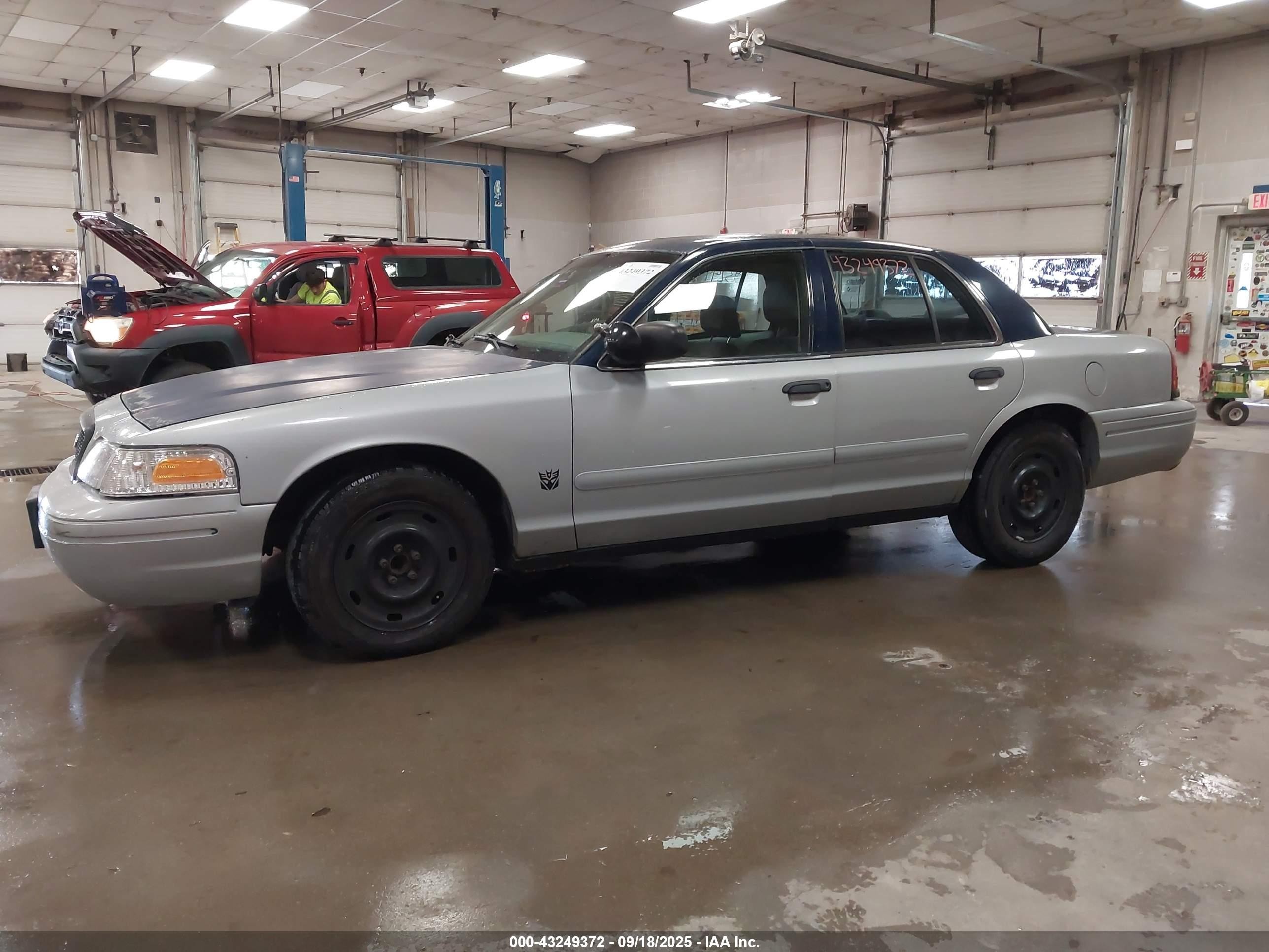 2003 Ford Crown Victoria Police Silver vin: 2FAFP71W23X123974
