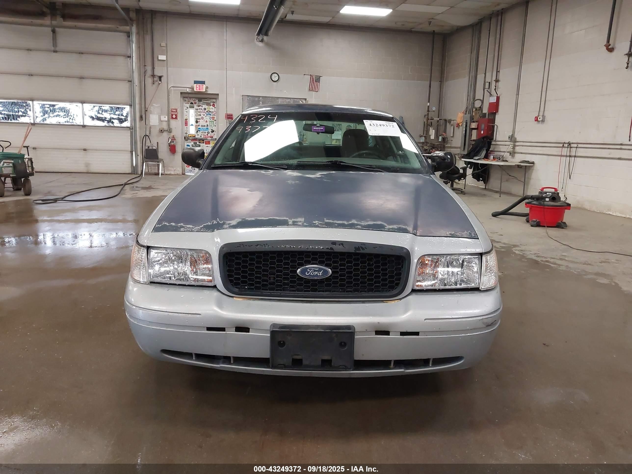2003 Ford Crown Victoria Police Silver vin: 2FAFP71W23X123974
