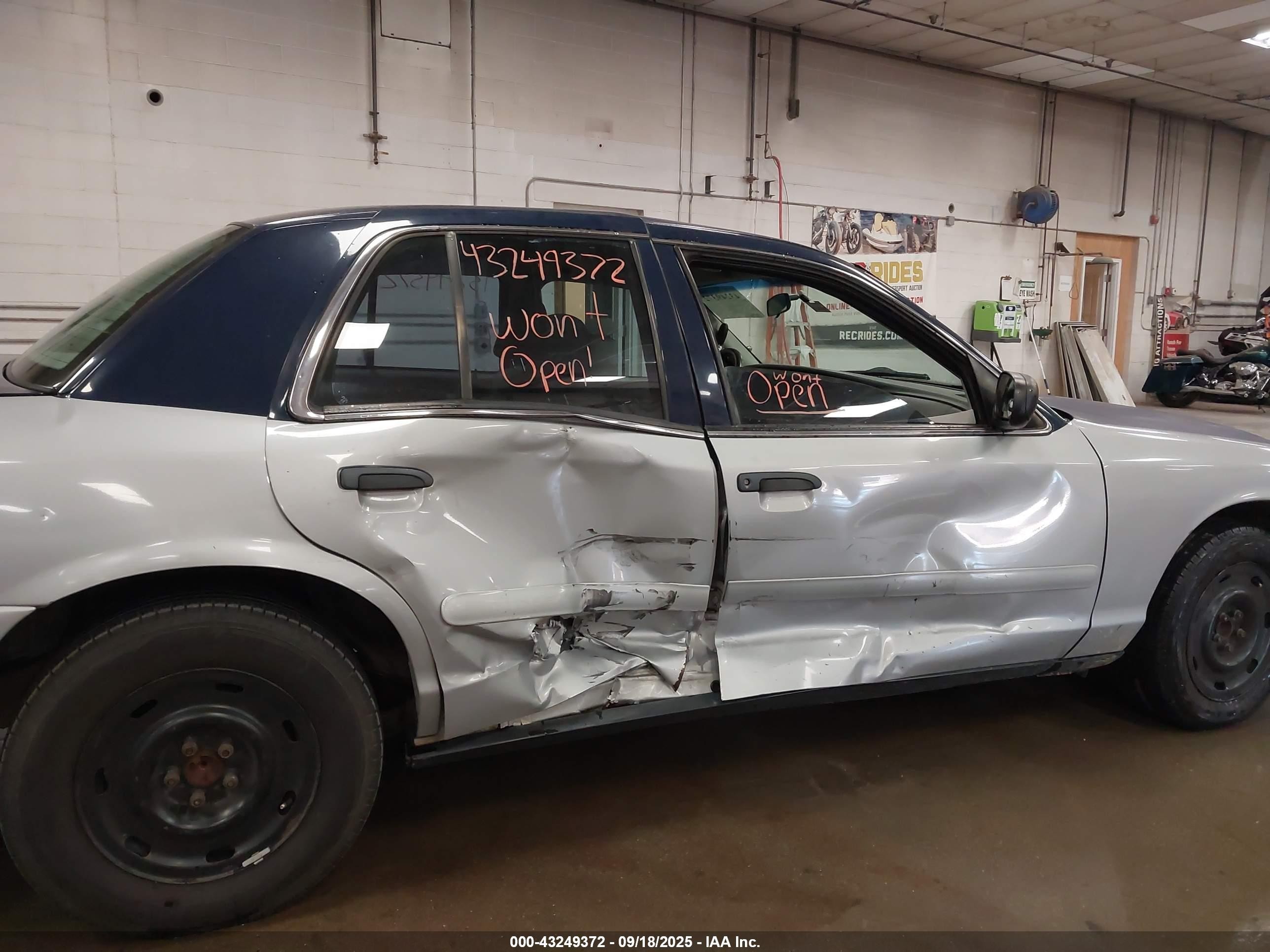 2003 Ford Crown Victoria Police Silver vin: 2FAFP71W23X123974