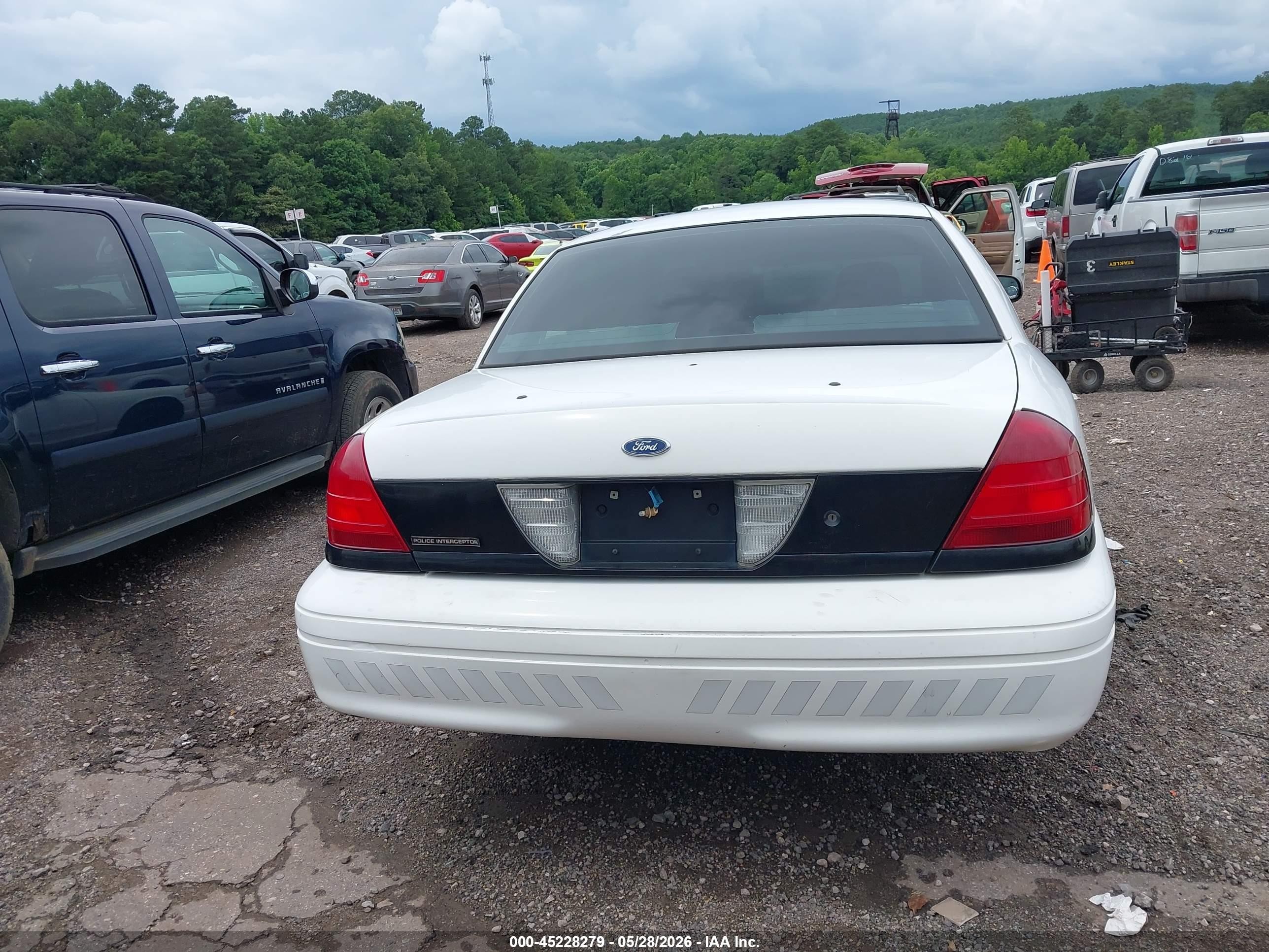 2003 Ford Crown Victoria Police White vin: 2FAFP71W33X170544