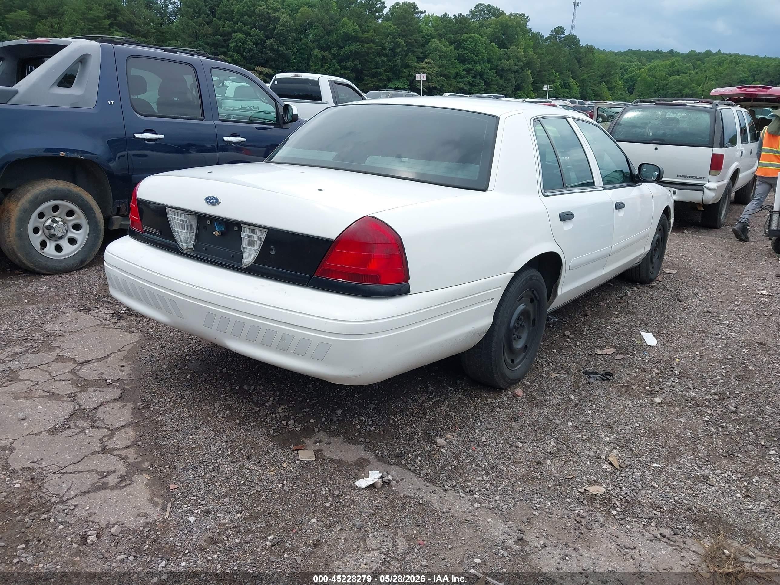 2003 Ford Crown Victoria Police White vin: 2FAFP71W33X170544