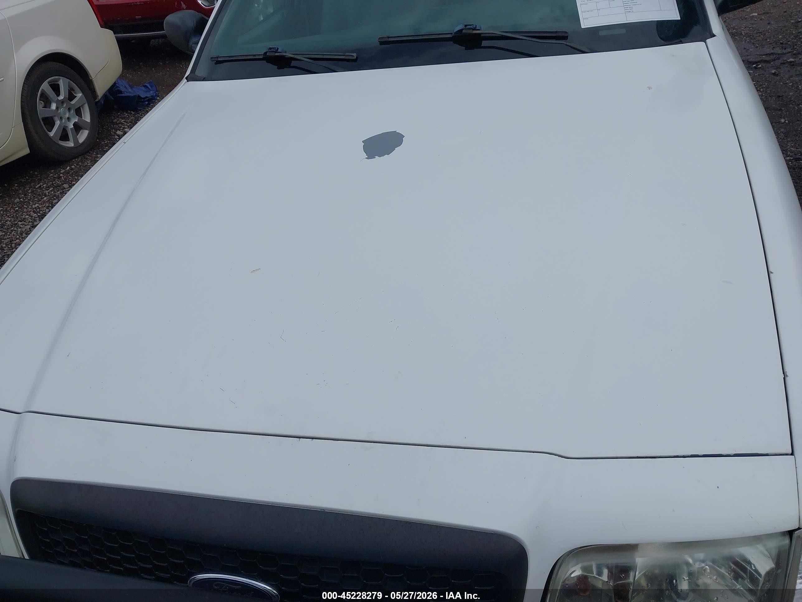 2003 Ford Crown Victoria Police White vin: 2FAFP71W33X170544