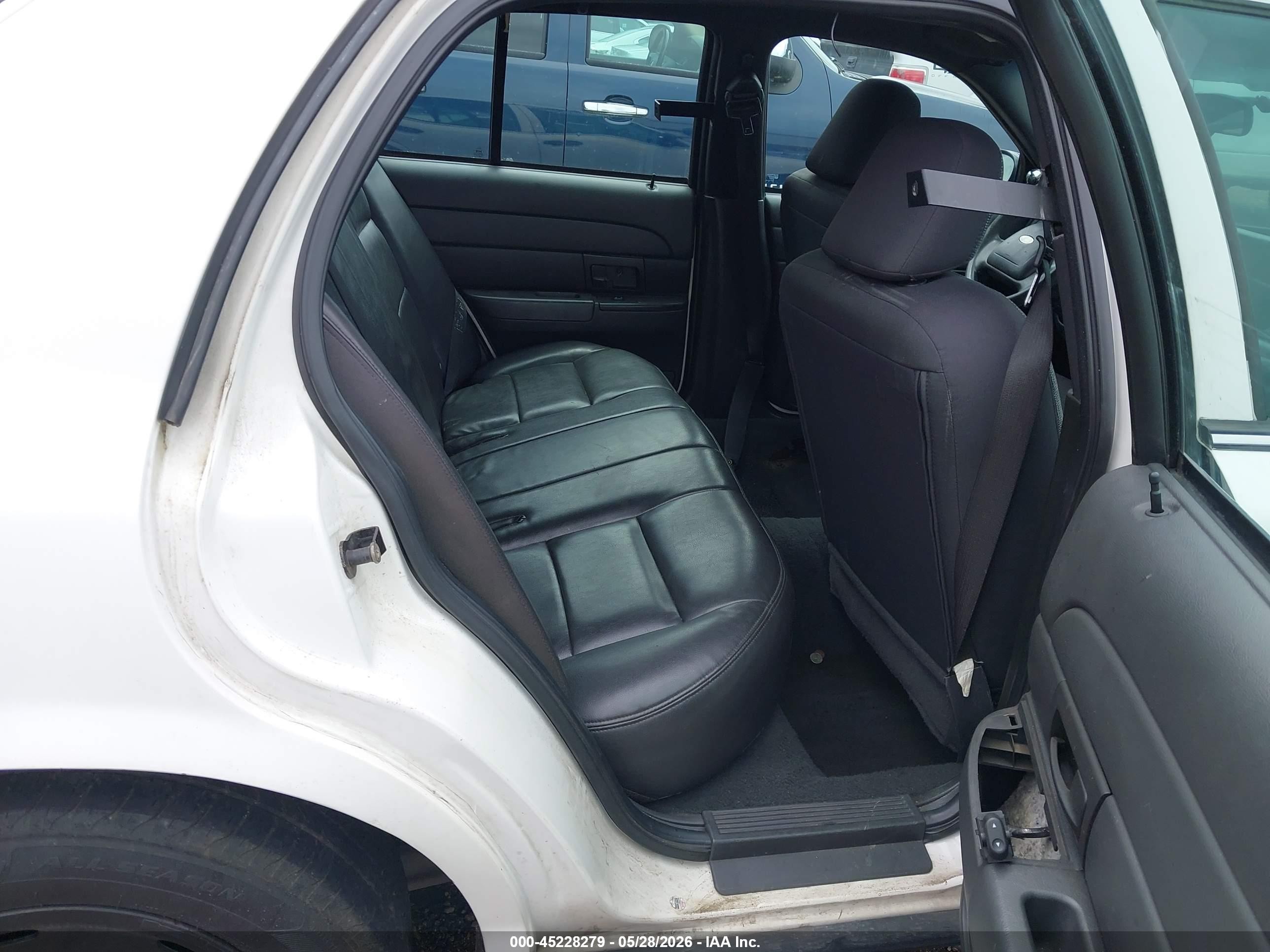 2003 Ford Crown Victoria Police White vin: 2FAFP71W33X170544