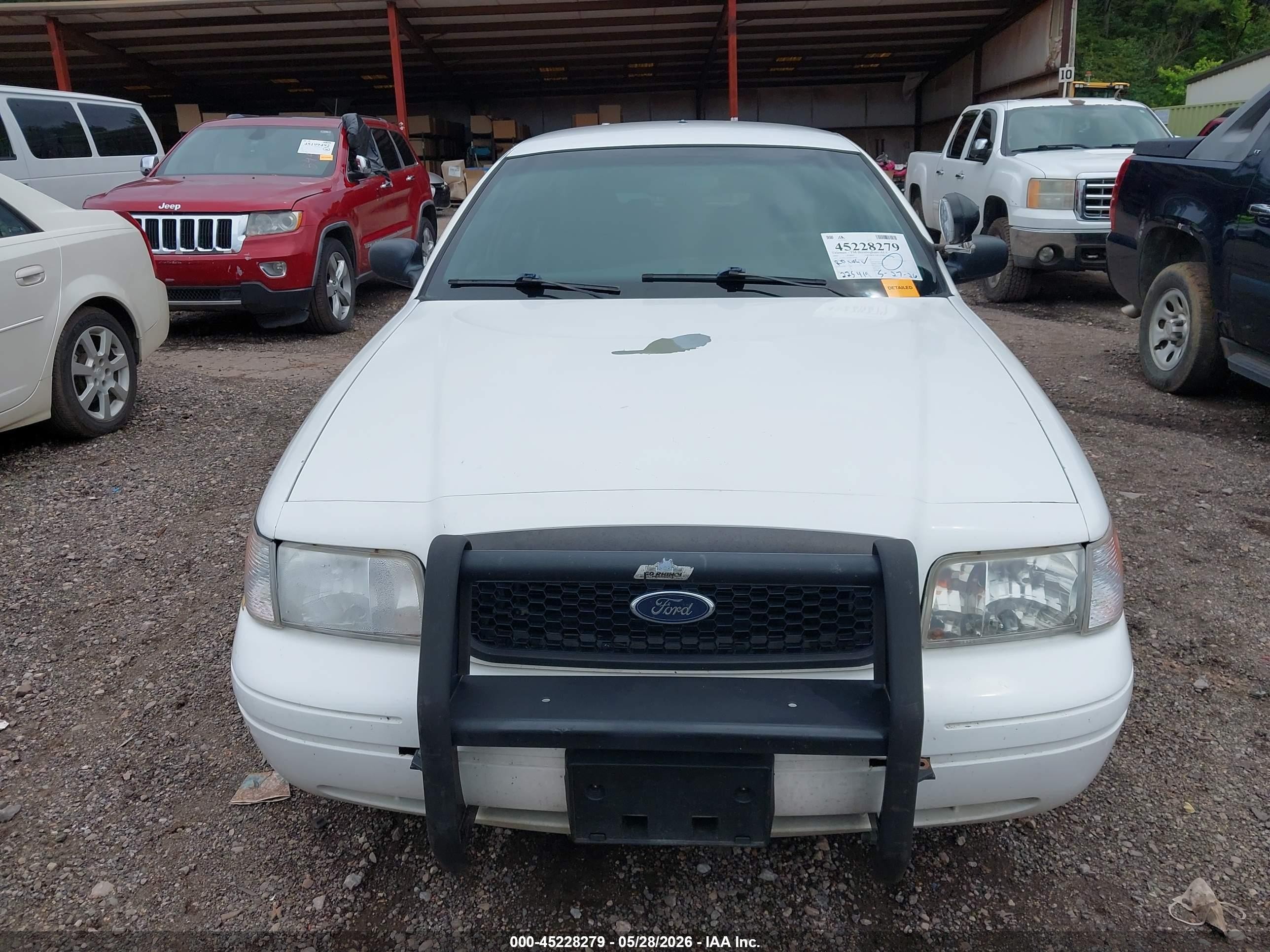 2003 Ford Crown Victoria Police White vin: 2FAFP71W33X170544