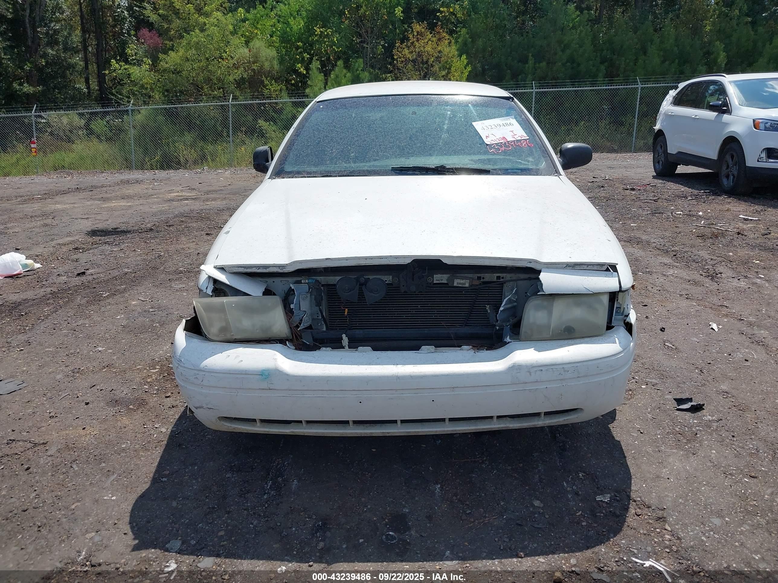2004 Ford Crown Victoria Police White vin: 2FAFP71W34X143667