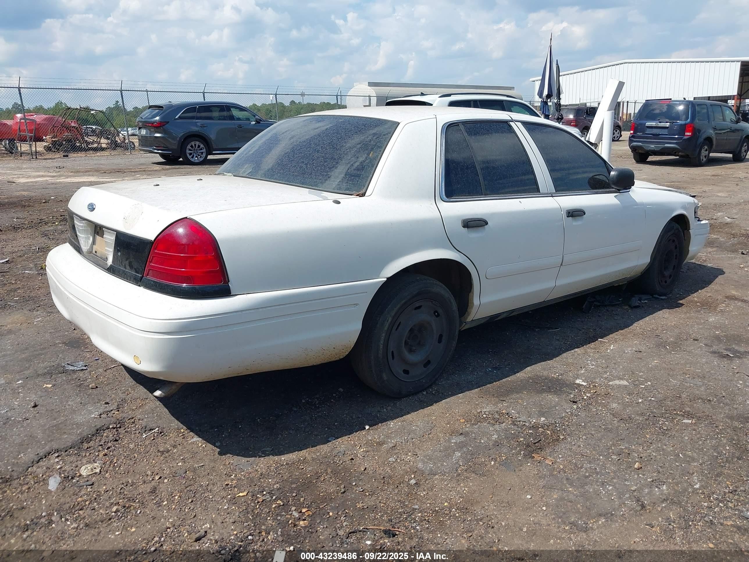 2004 Ford Crown Victoria Police White vin: 2FAFP71W34X143667