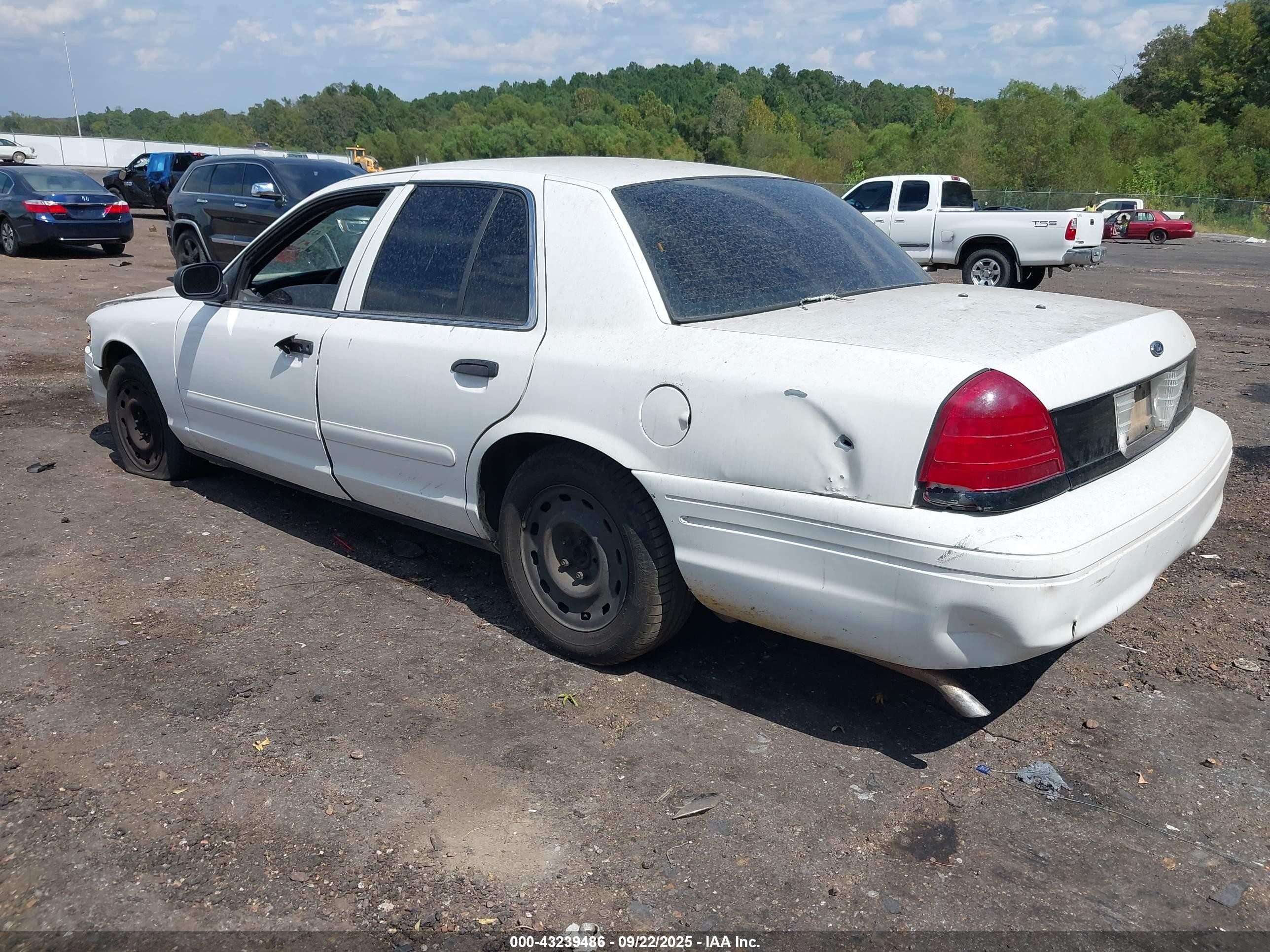 2004 Ford Crown Victoria Police White vin: 2FAFP71W34X143667