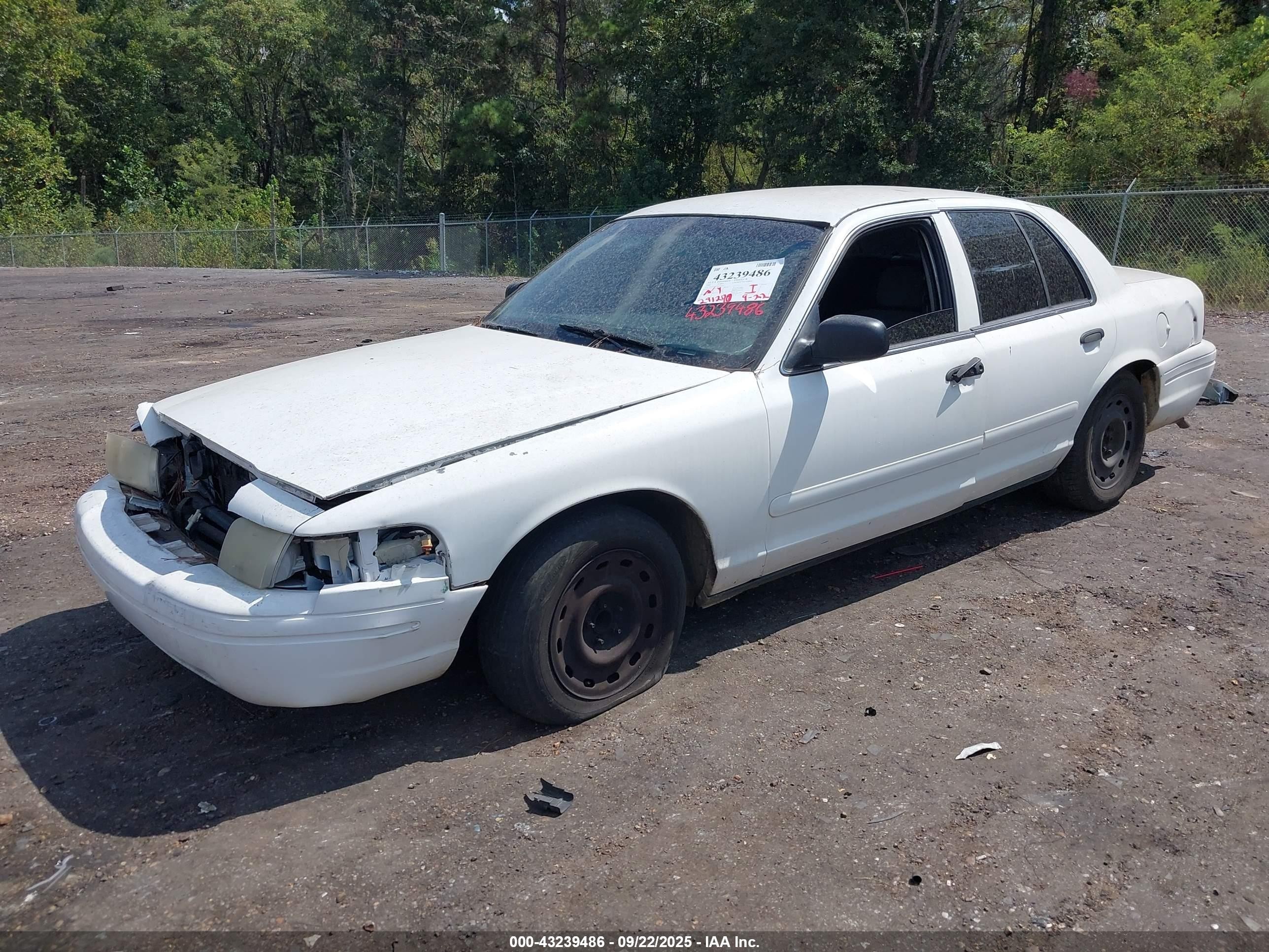 2004 Ford Crown Victoria Police White vin: 2FAFP71W34X143667