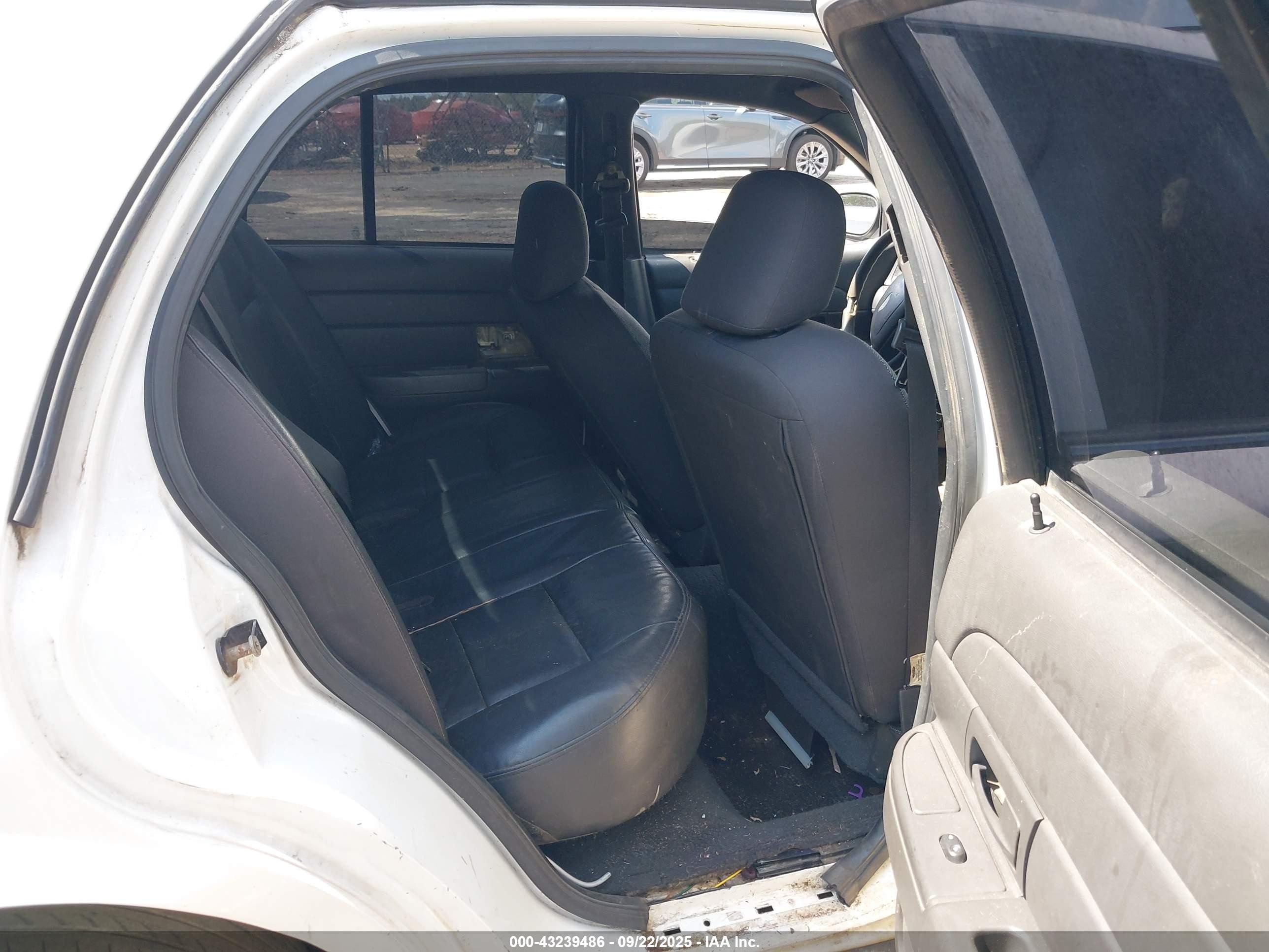 2004 Ford Crown Victoria Police White vin: 2FAFP71W34X143667