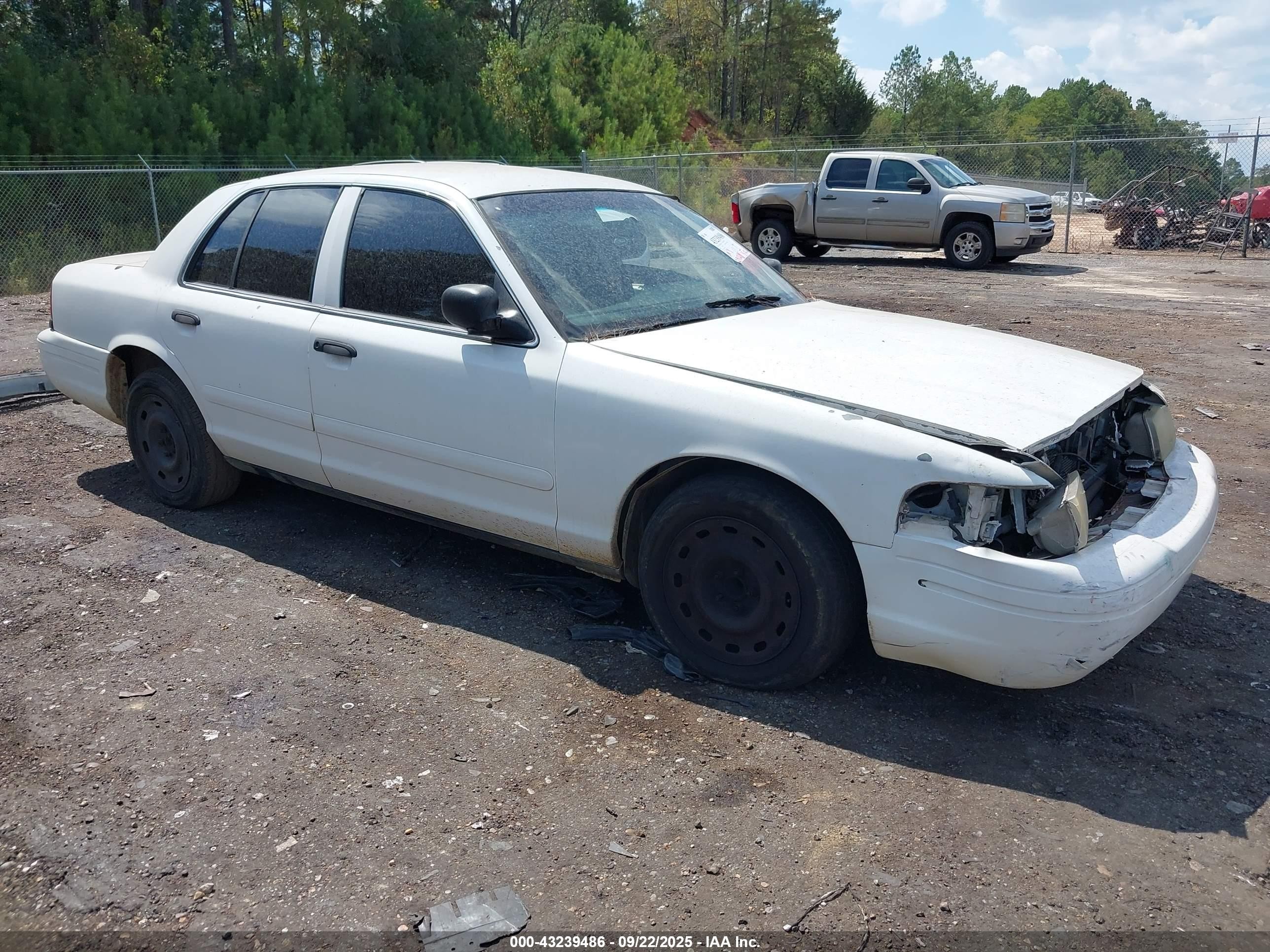 2004 Ford Crown Victoria Police White vin: 2FAFP71W34X143667