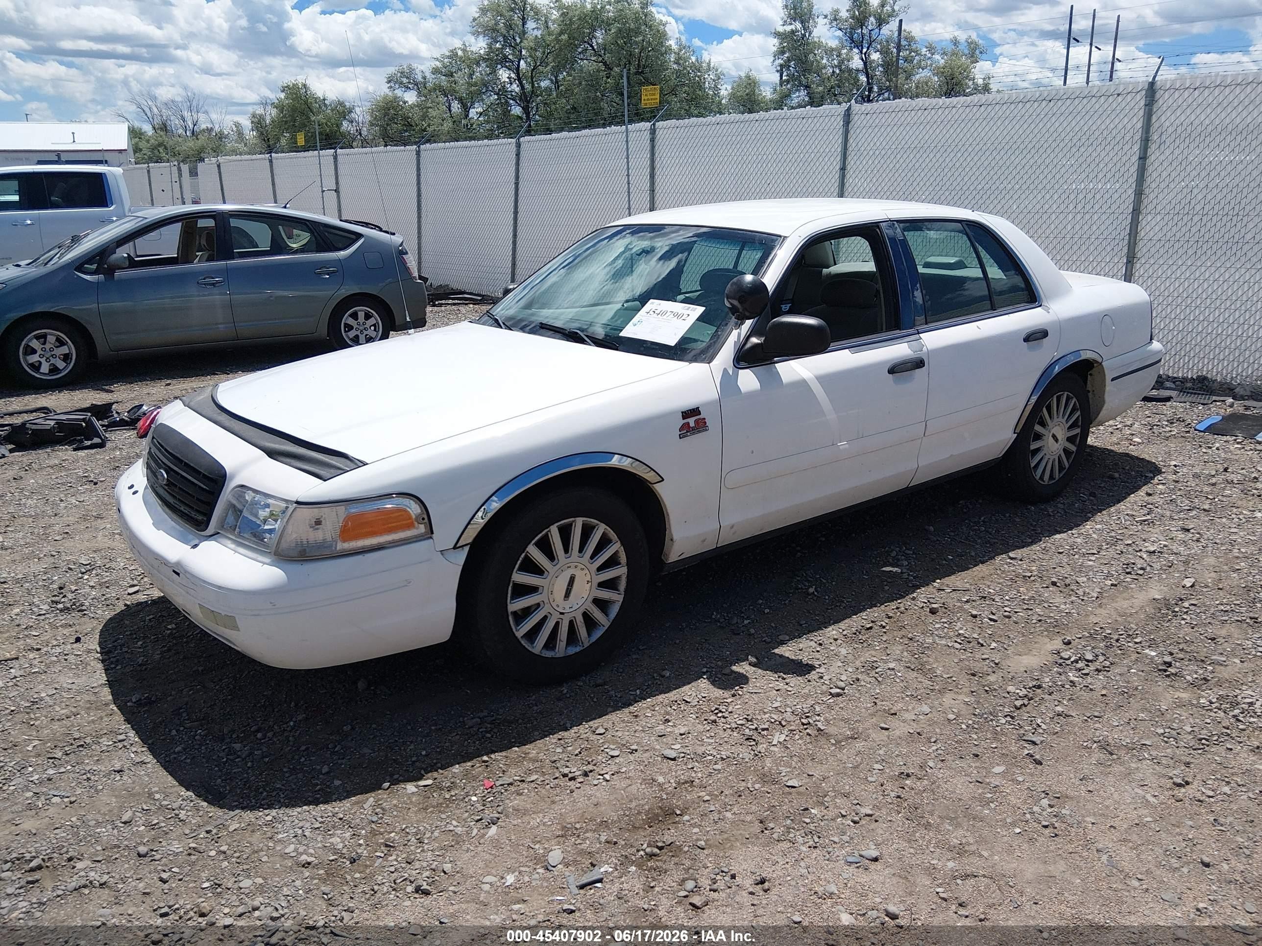 2000 Ford Crown Victoria Police Interceptor White vin: 2FAFP71W4YX136474
