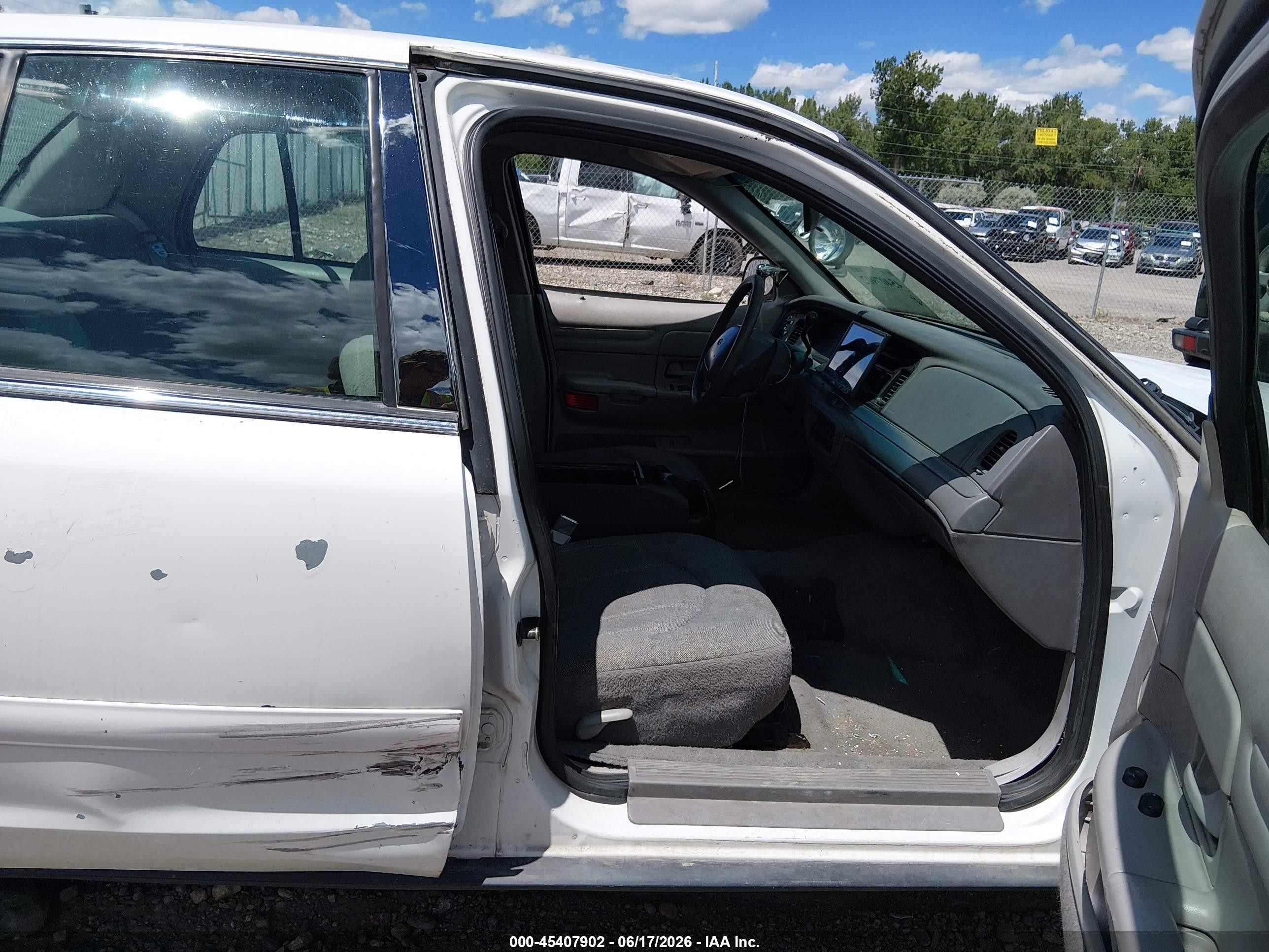 2000 Ford Crown Victoria Police Interceptor White vin: 2FAFP71W4YX136474