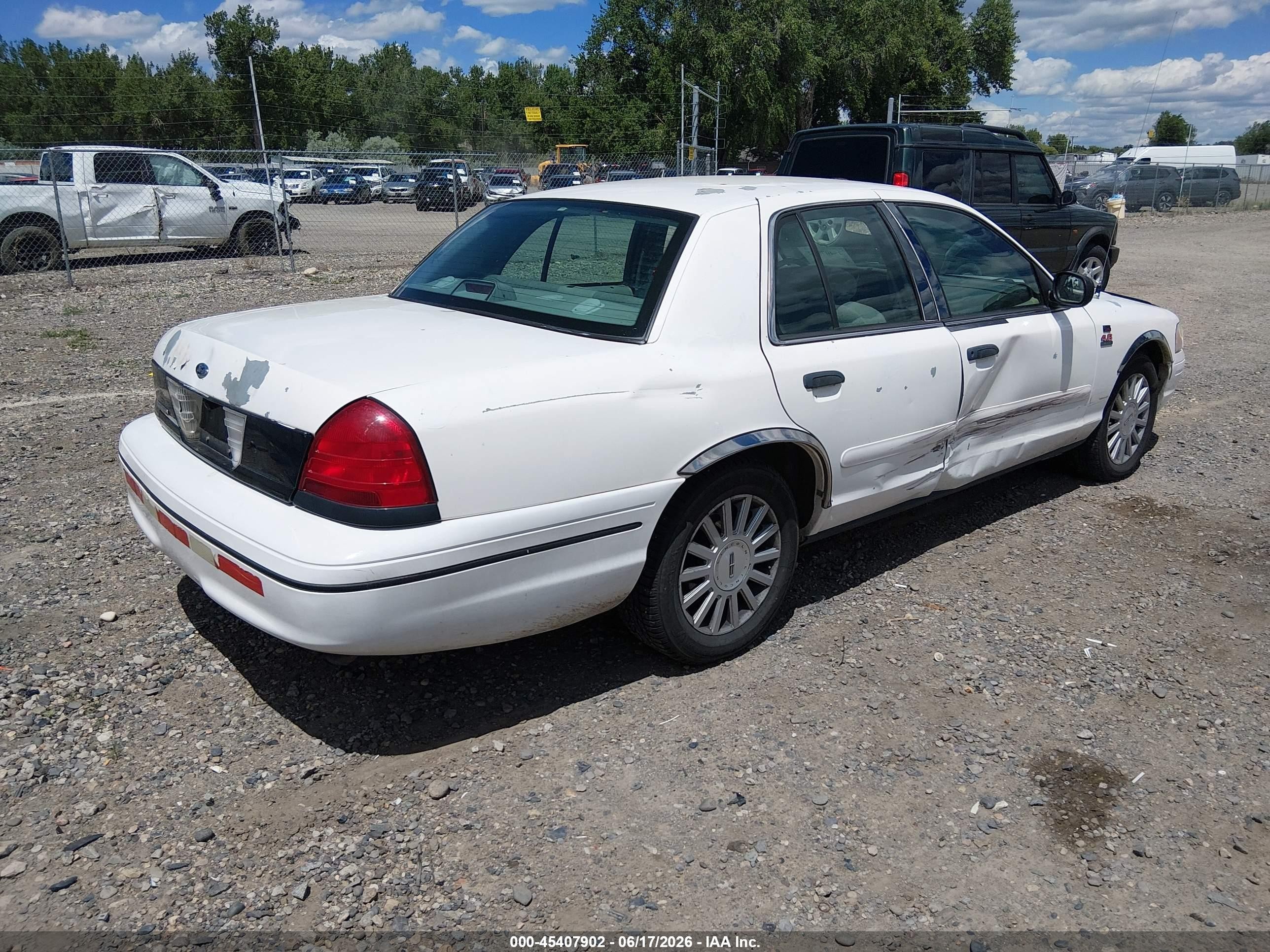 2000 Ford Crown Victoria Police Interceptor White vin: 2FAFP71W4YX136474