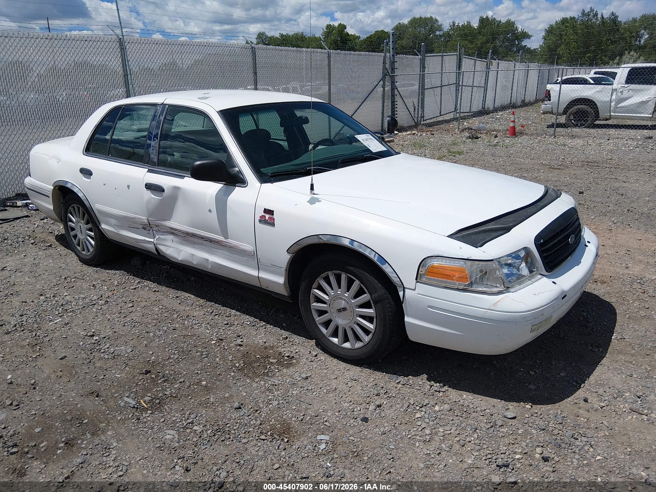 2000 Ford Crown Victoria Police Interceptor White vin: 2FAFP71W4YX136474
