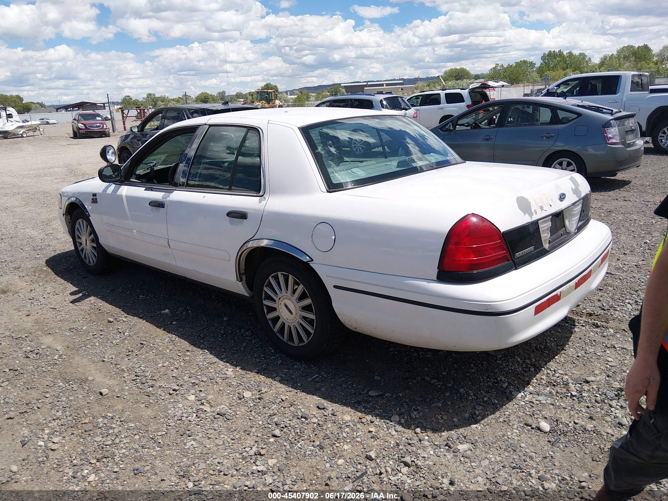 2000 Ford Crown Victoria Police Interceptor White vin: 2FAFP71W4YX136474
