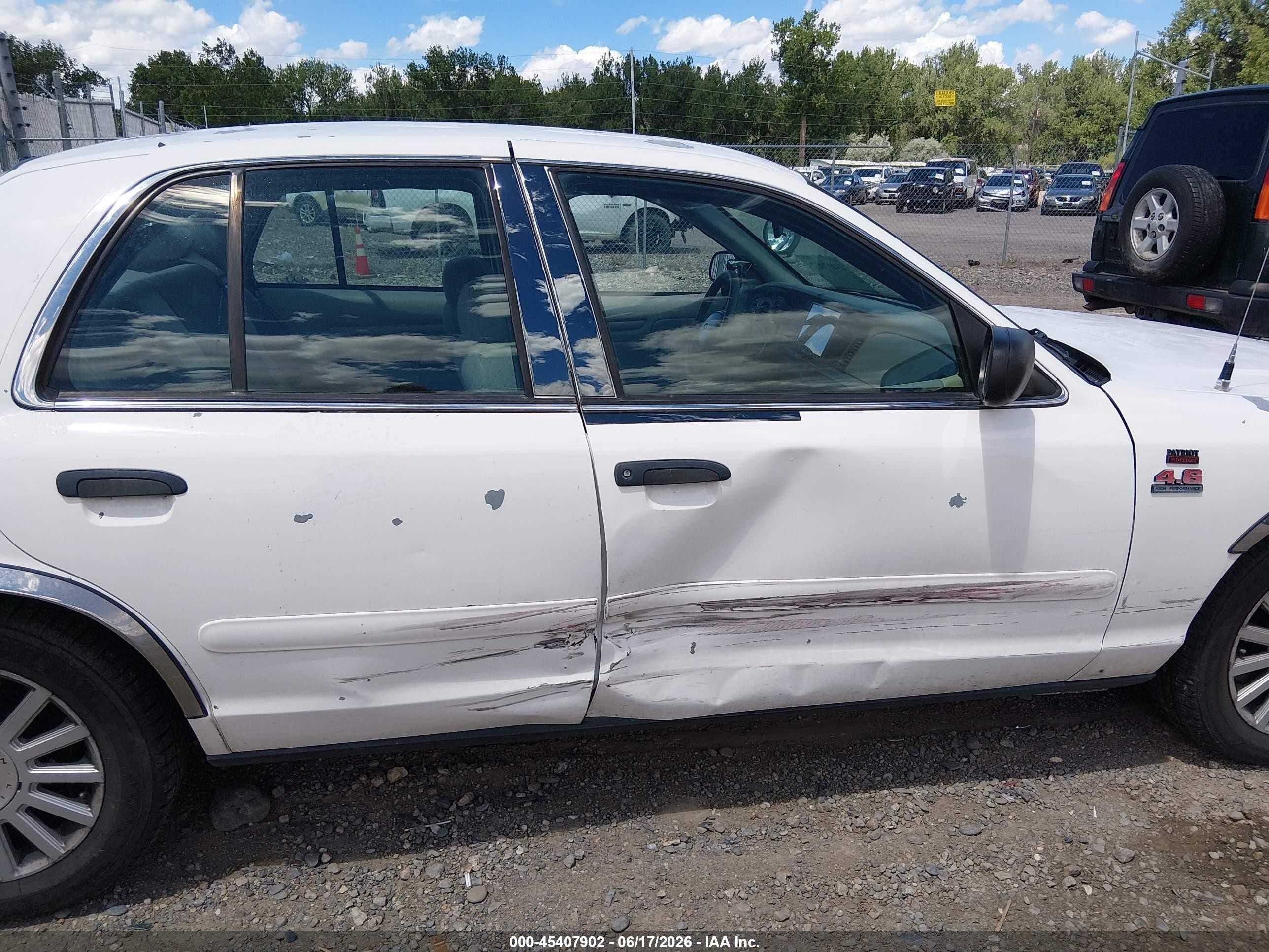 2000 Ford Crown Victoria Police Interceptor White vin: 2FAFP71W4YX136474