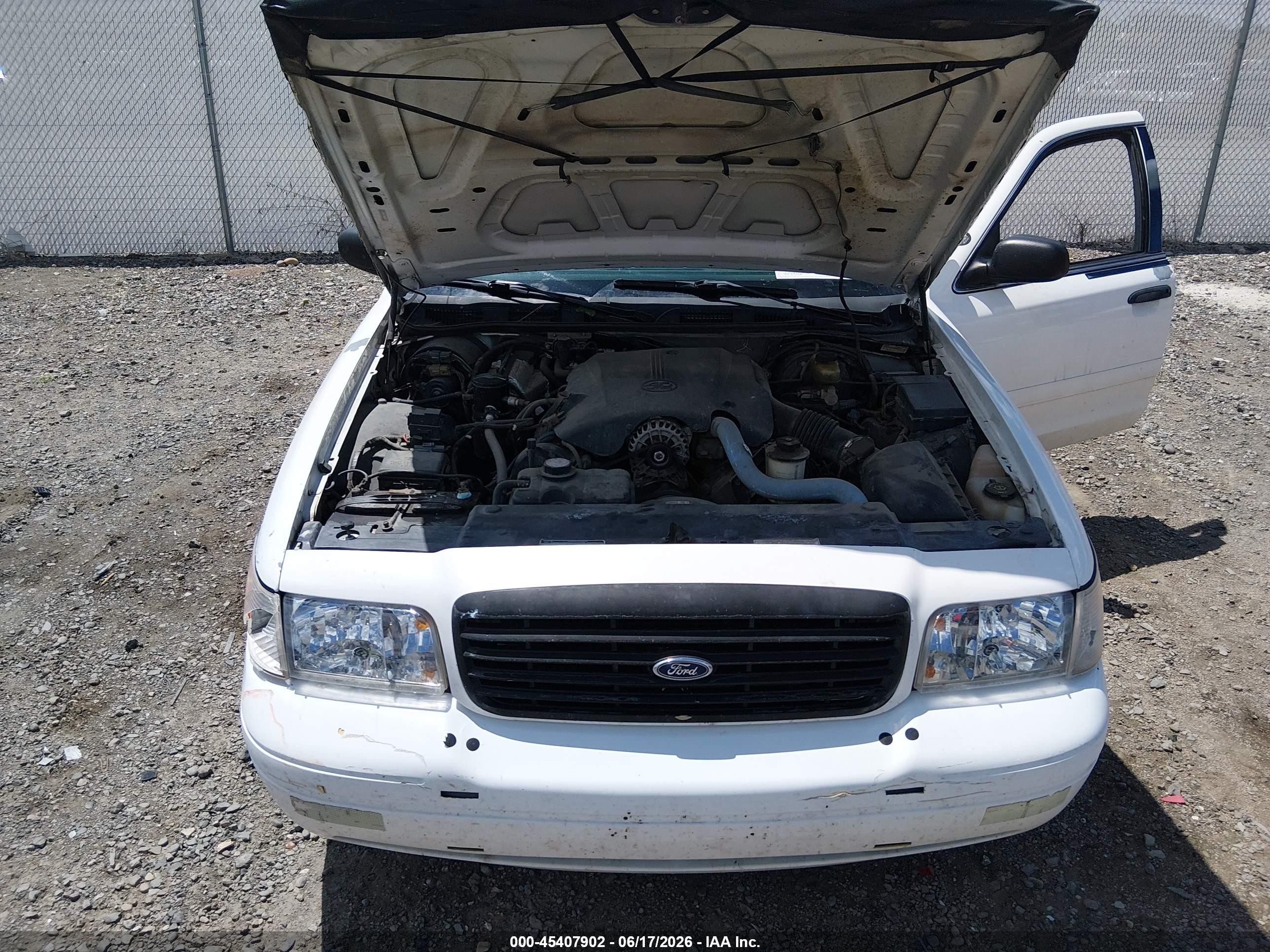 2000 Ford Crown Victoria Police Interceptor White vin: 2FAFP71W4YX136474