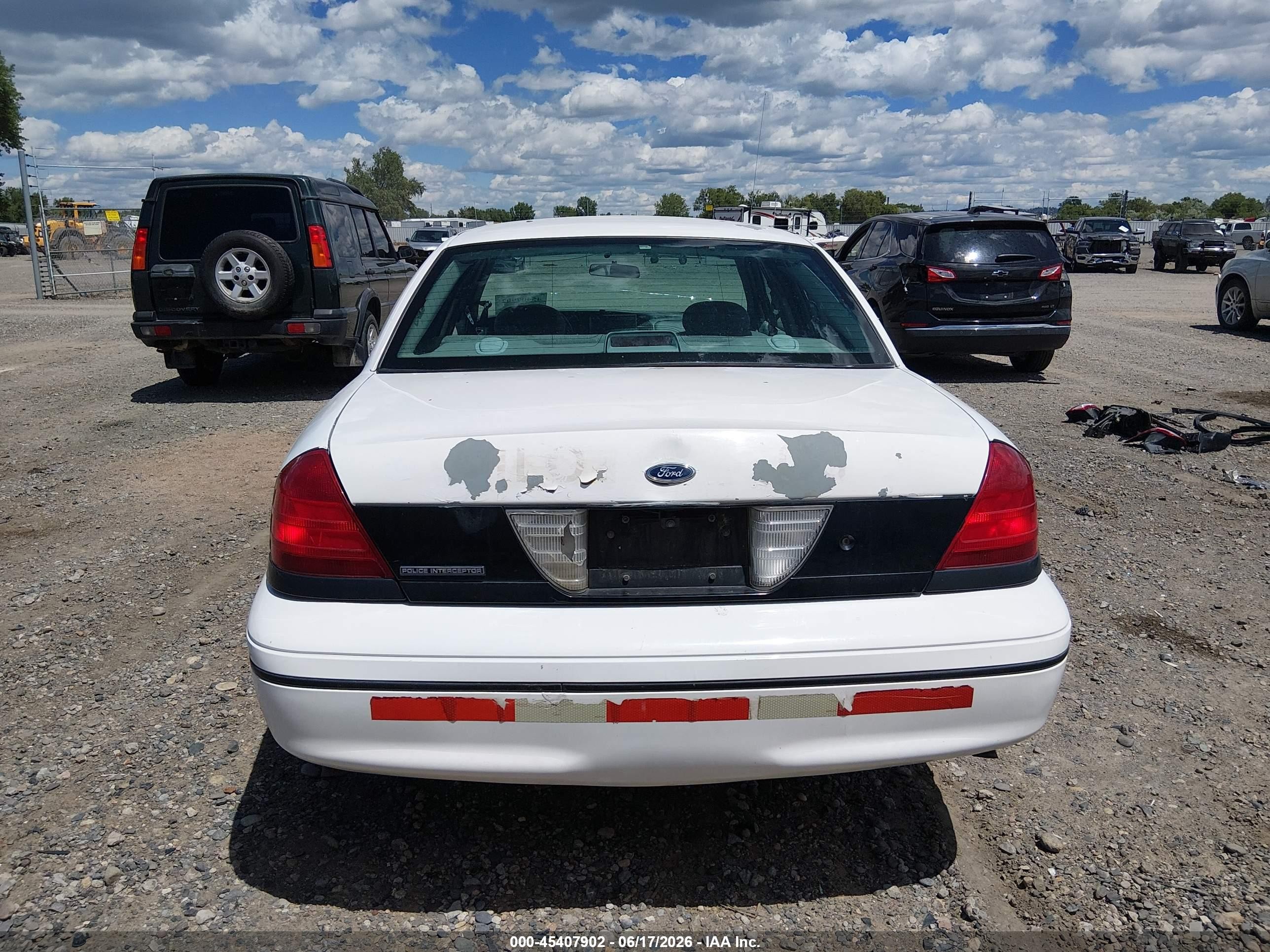 2000 Ford Crown Victoria Police Interceptor White vin: 2FAFP71W4YX136474