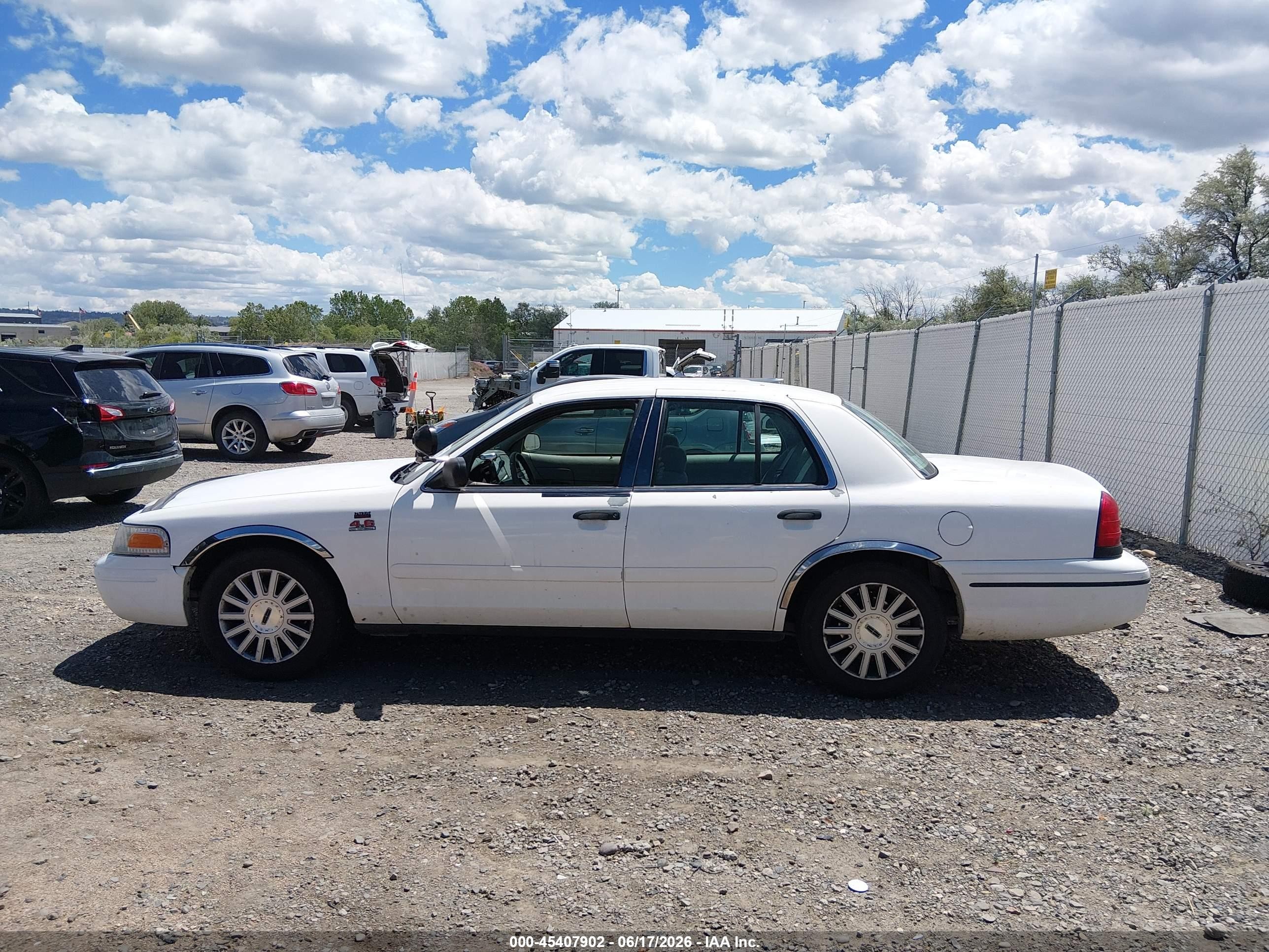 2000 Ford Crown Victoria Police Interceptor White vin: 2FAFP71W4YX136474