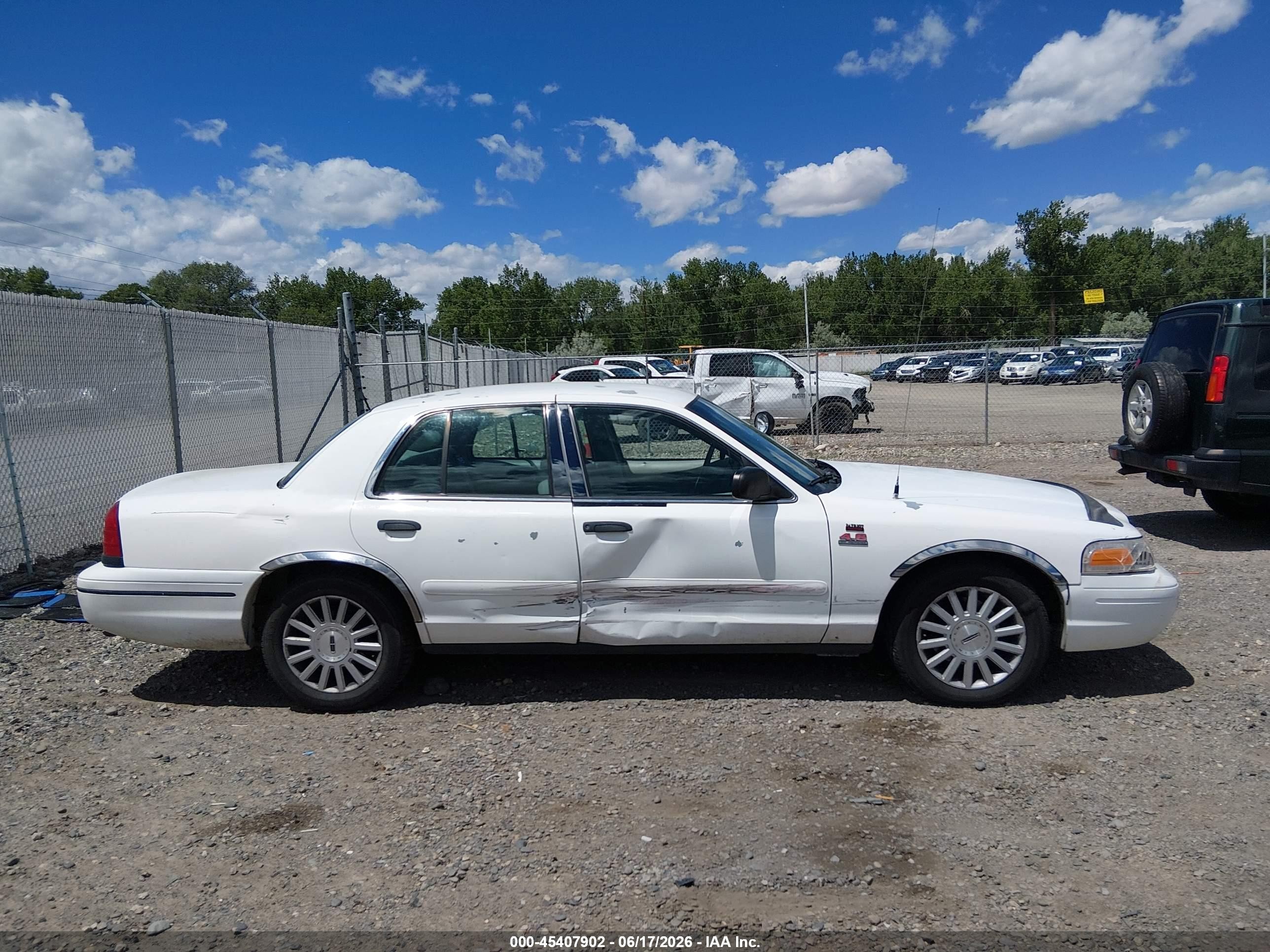 2000 Ford Crown Victoria Police Interceptor White vin: 2FAFP71W4YX136474