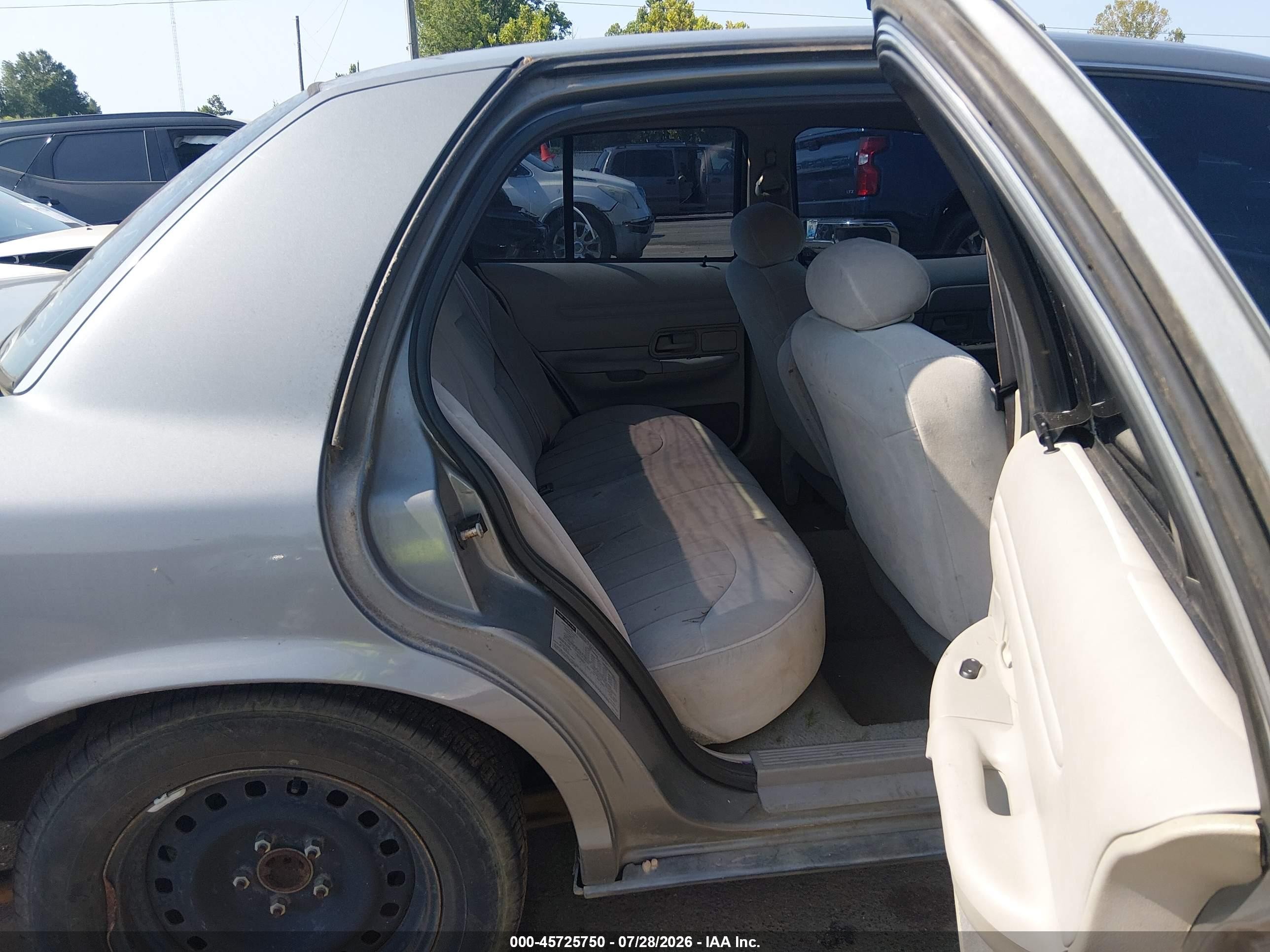 2000 Ford Crown Victoria Police Interceptor Gray vin: 2FAFP71W6YX112838
