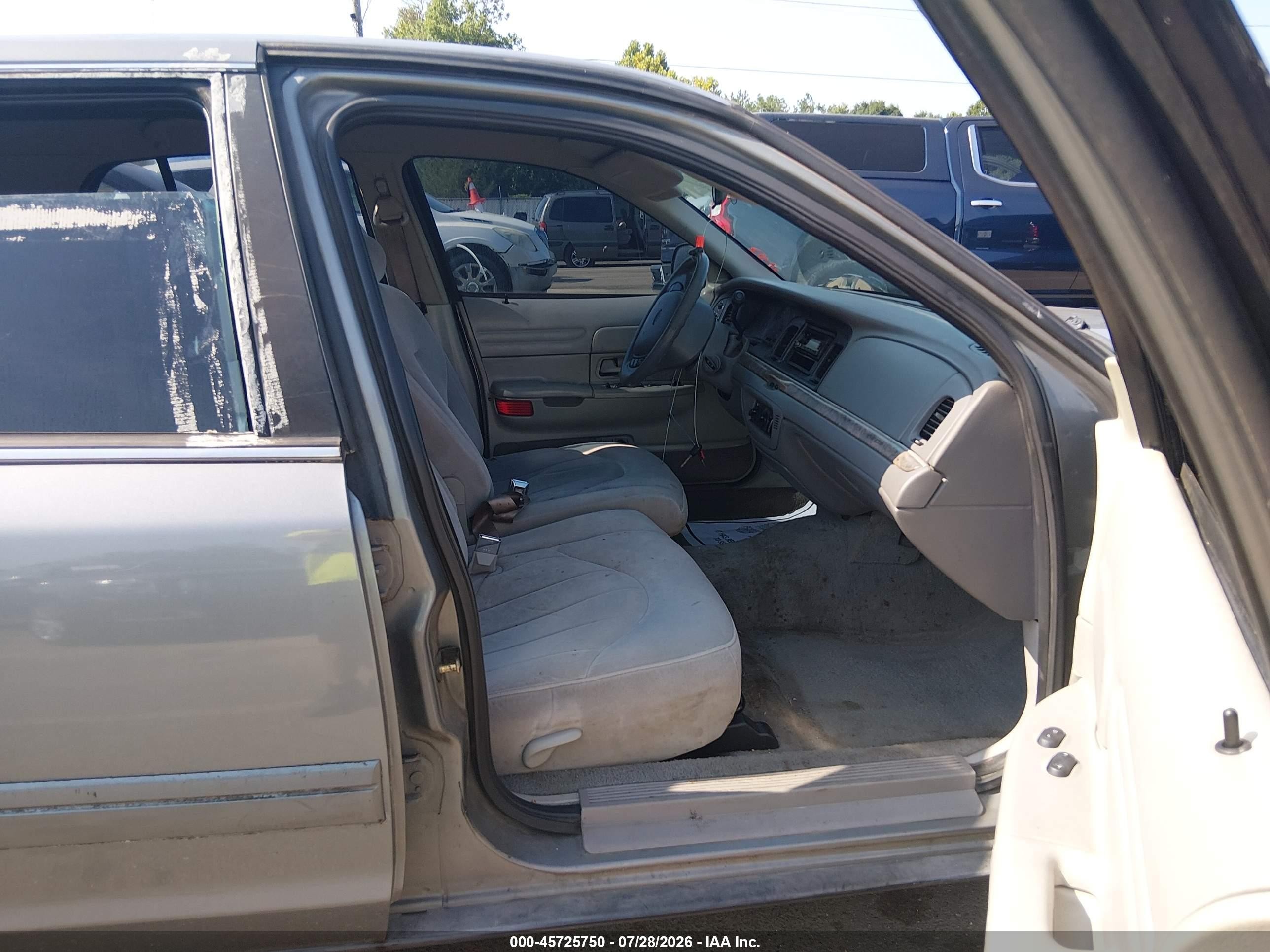2000 Ford Crown Victoria Police Interceptor Gray vin: 2FAFP71W6YX112838