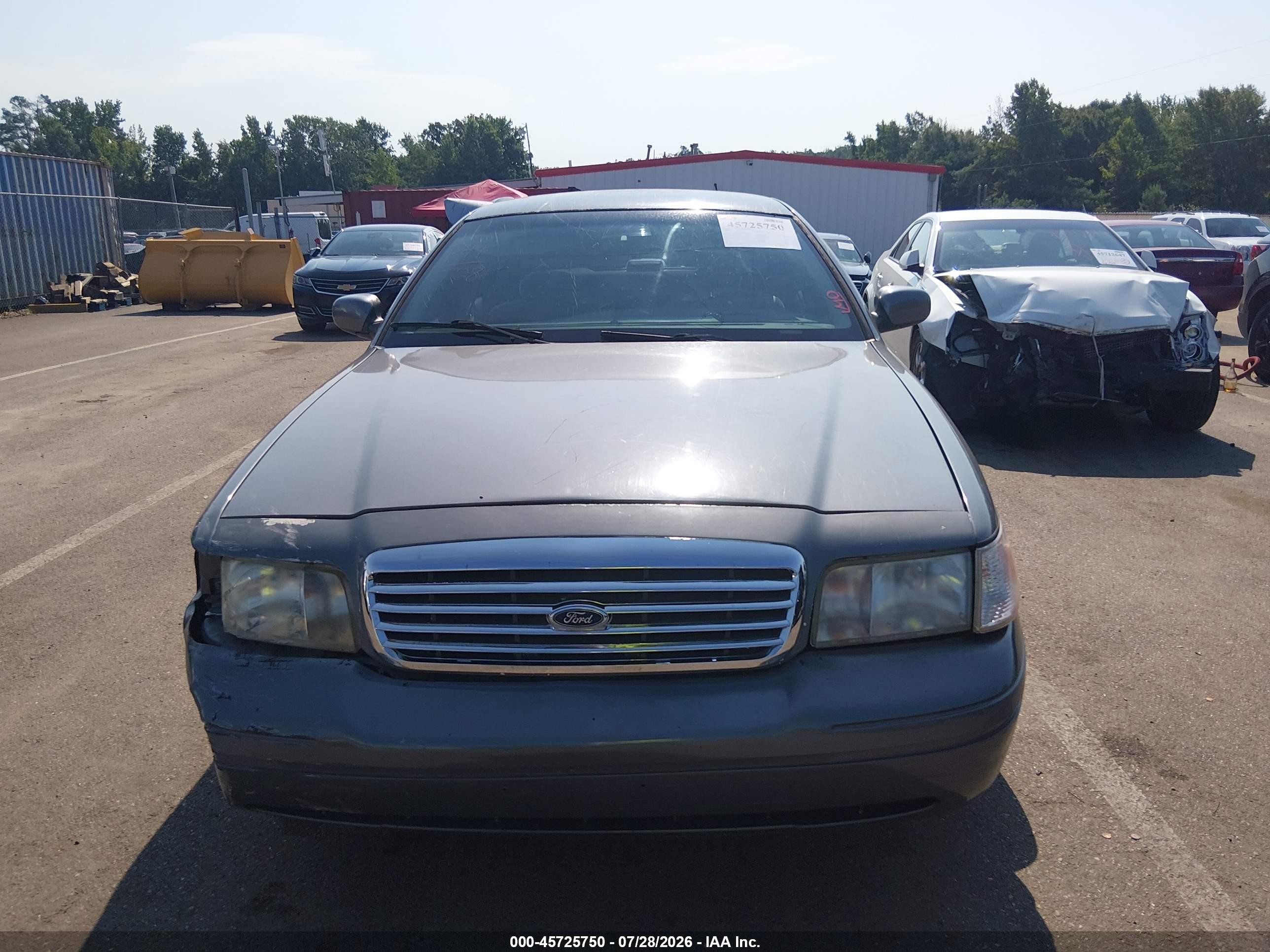 2000 Ford Crown Victoria Police Interceptor Gray vin: 2FAFP71W6YX112838