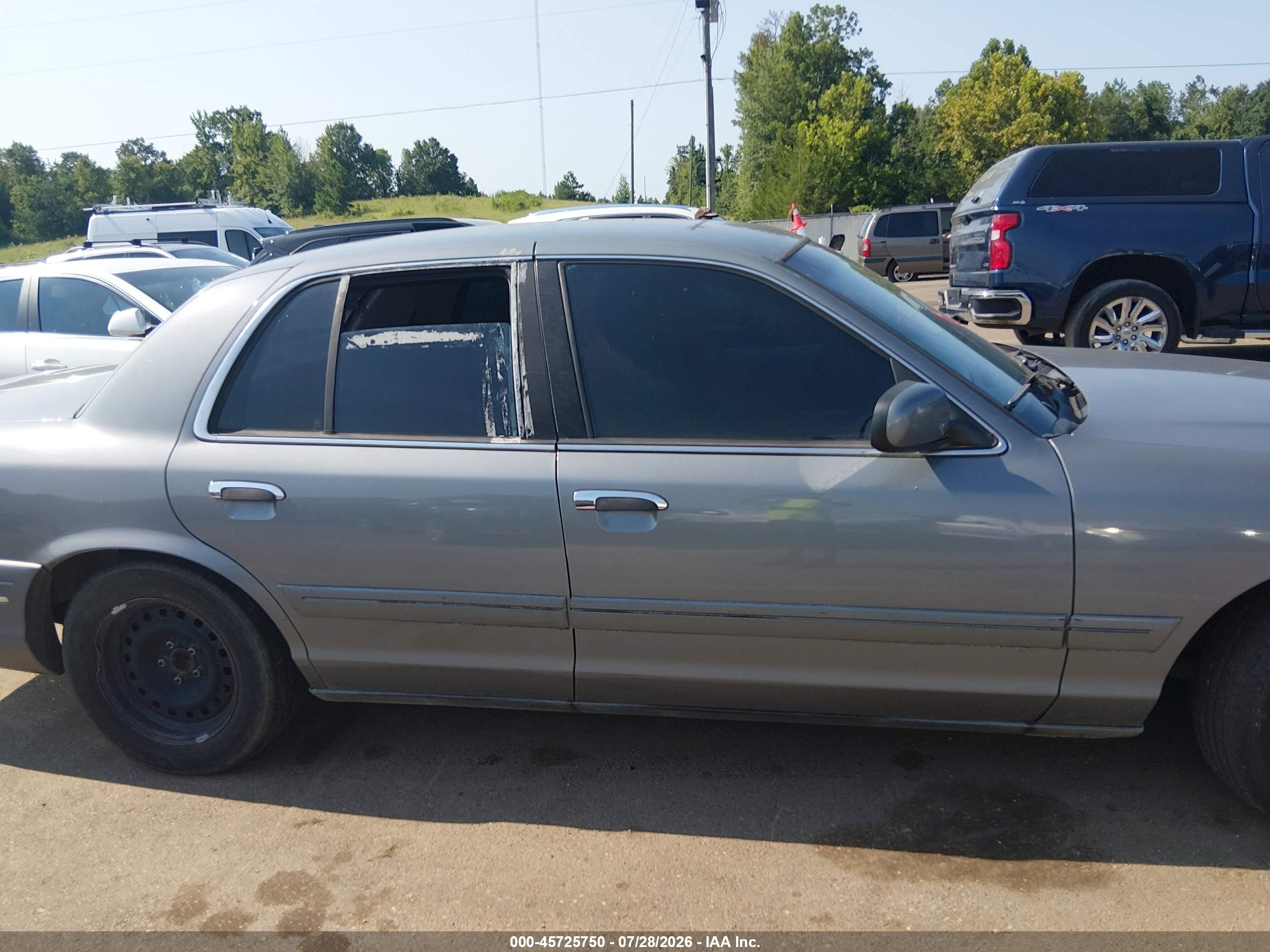 2000 Ford Crown Victoria Police Interceptor Gray vin: 2FAFP71W6YX112838