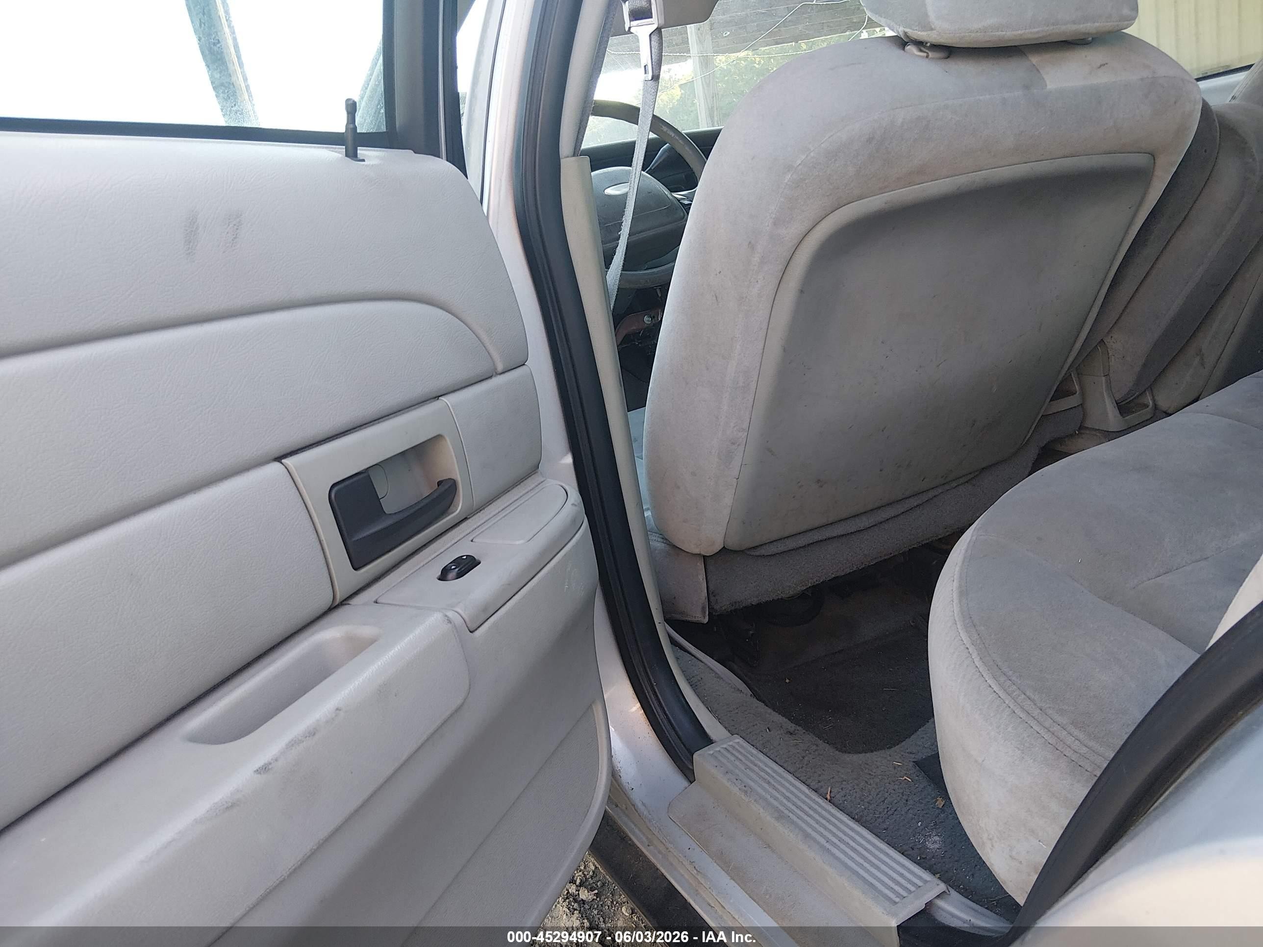 2003 Ford Crown Victoria Police Gray vin: 2FAFP71W73X121900