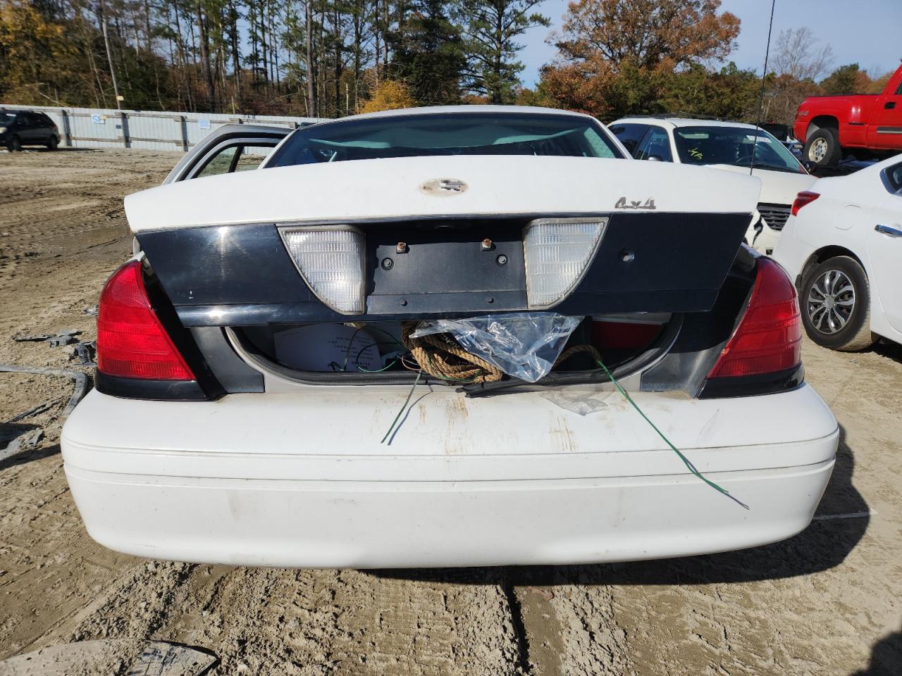 2005 Ford Crown Victoria Police Interceptor White vin: 2FAFP71W75X116652