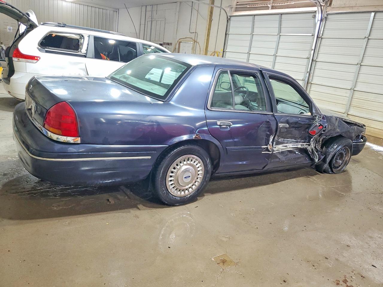 2001 Ford Crown Victoria Police Interceptor Blue vin: 2FAFP71W81X202109