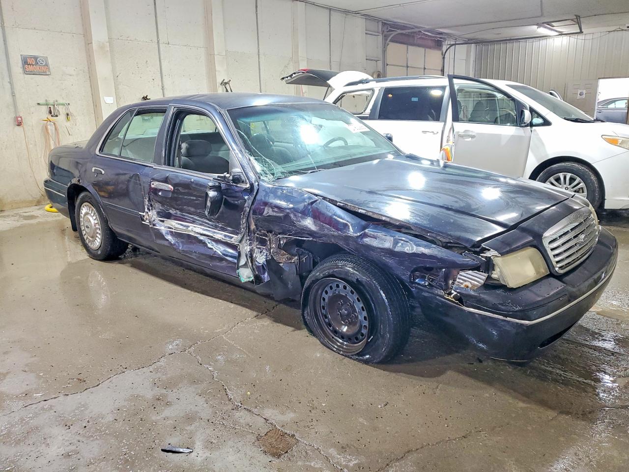 2001 Ford Crown Victoria Police Interceptor Blue vin: 2FAFP71W81X202109