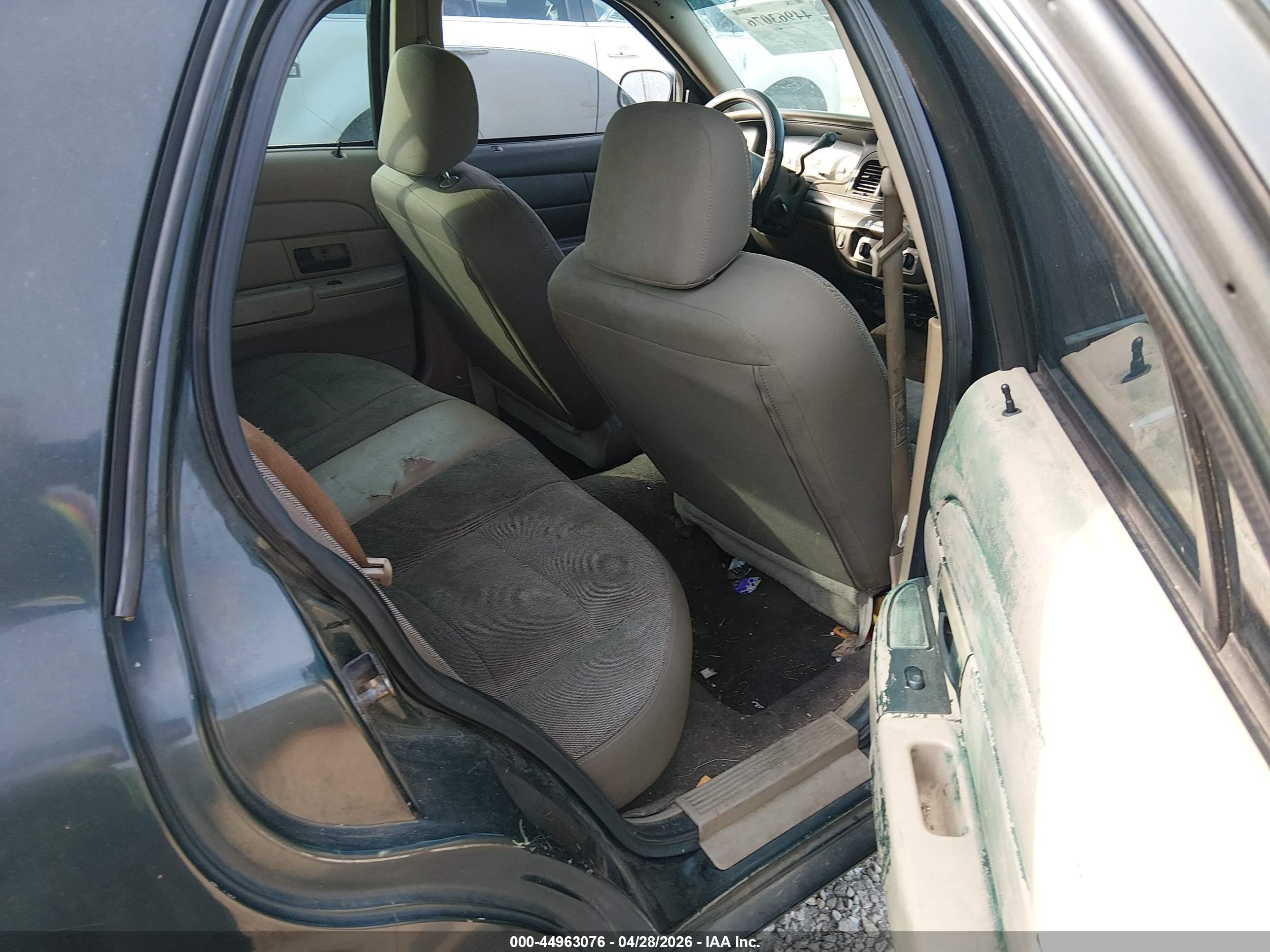 2003 Ford Crown Victoria Police Green vin: 2FAFP71W83X131755