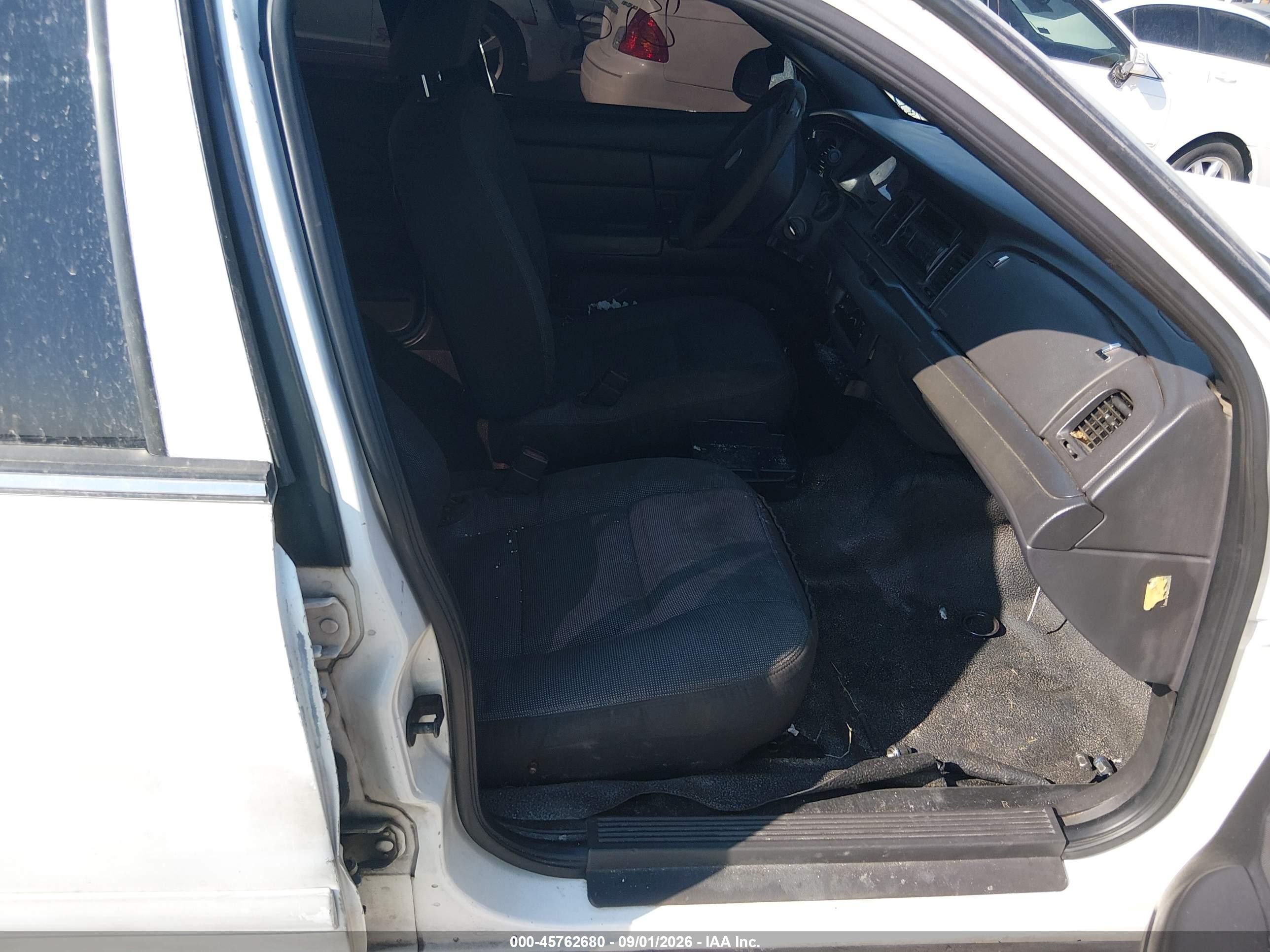 2000 Ford Crown Victoria Police Interceptor White vin: 2FAFP71W8YX115885