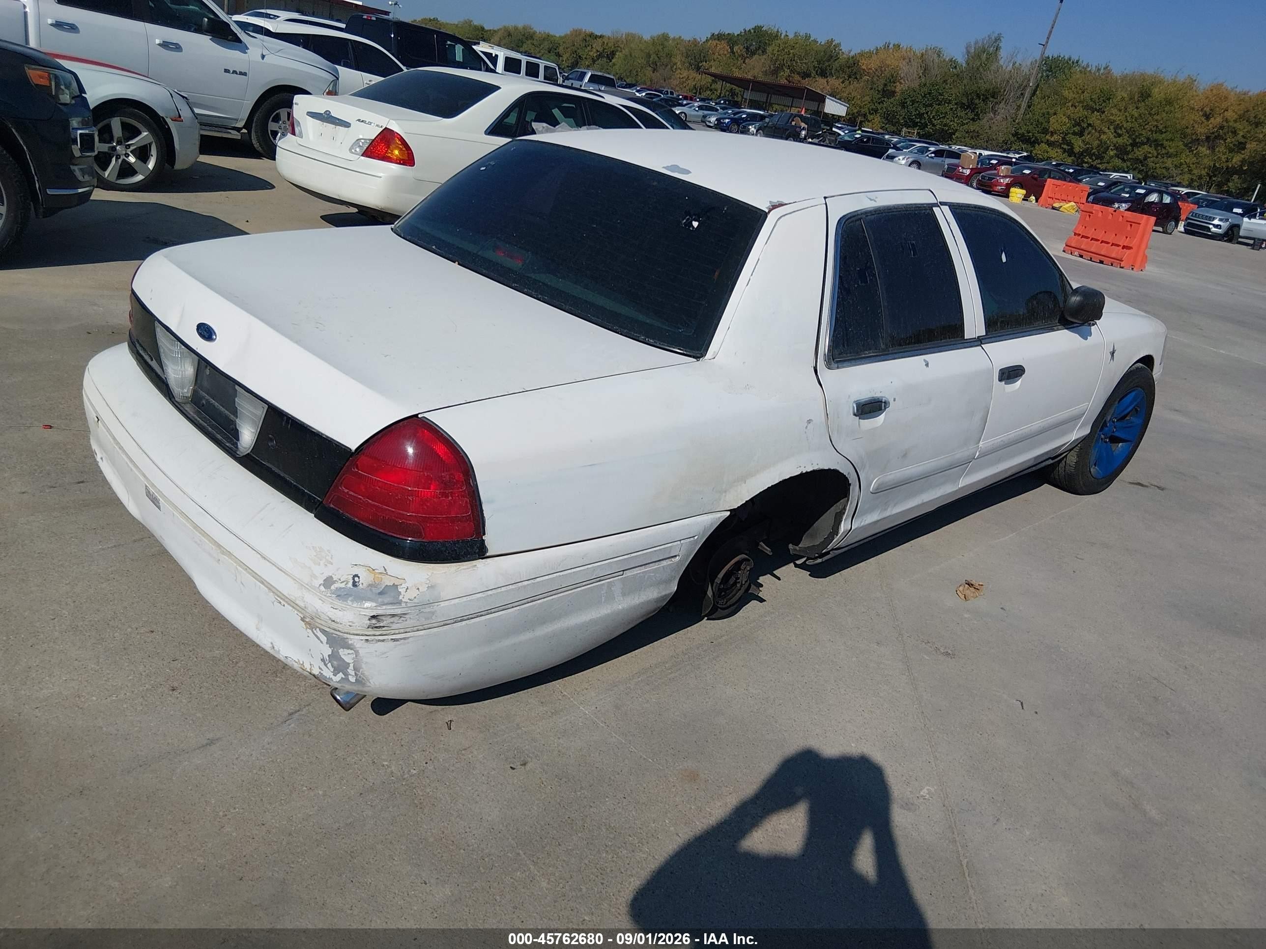 2000 Ford Crown Victoria Police Interceptor White vin: 2FAFP71W8YX115885