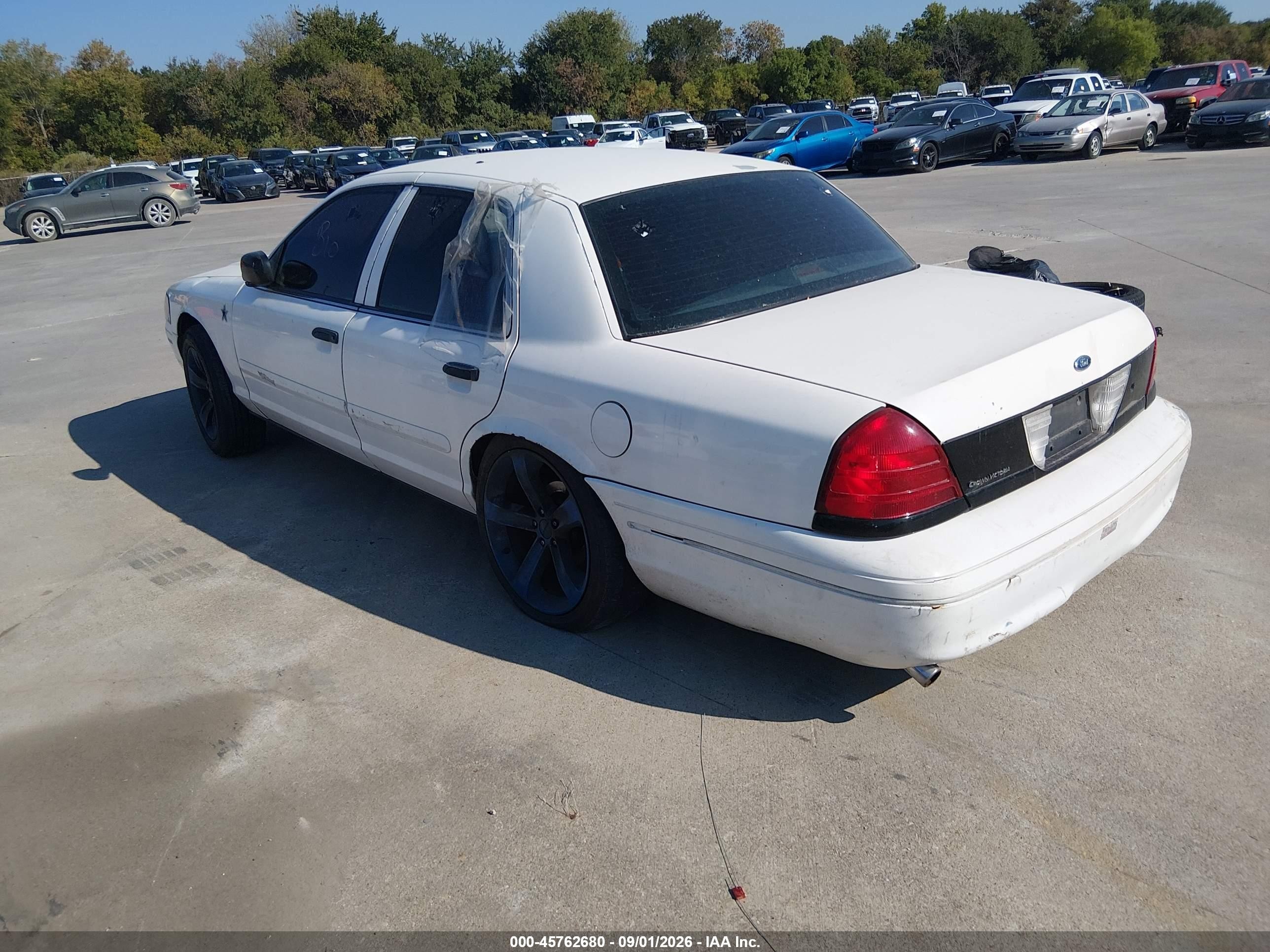 2000 Ford Crown Victoria Police Interceptor White vin: 2FAFP71W8YX115885